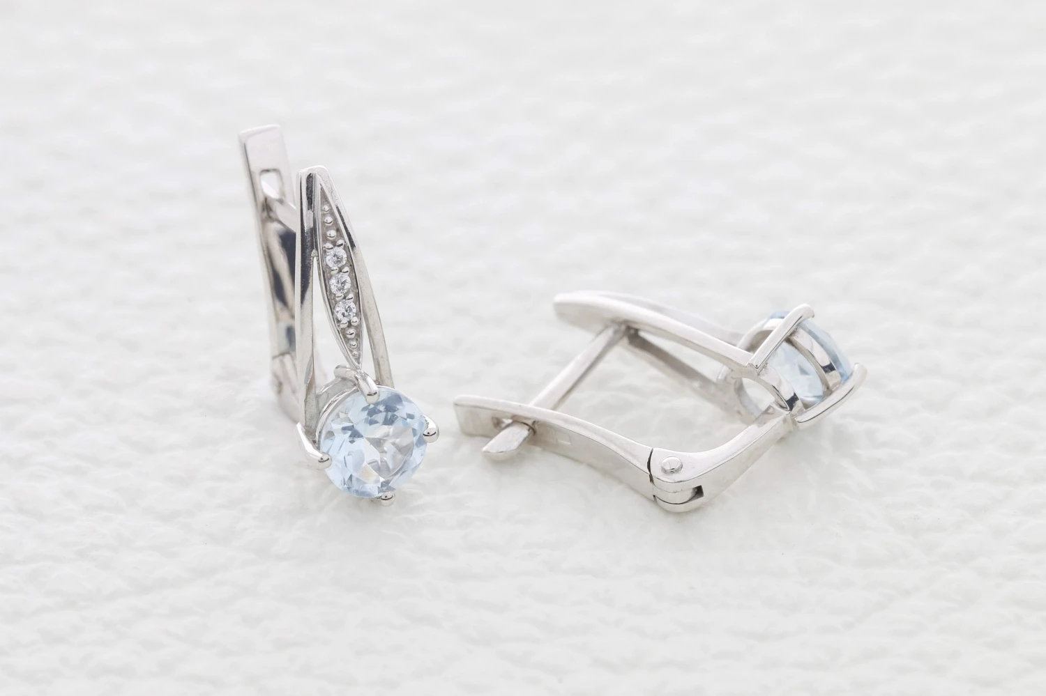 Серьги из белого золота с 8 топазами sky