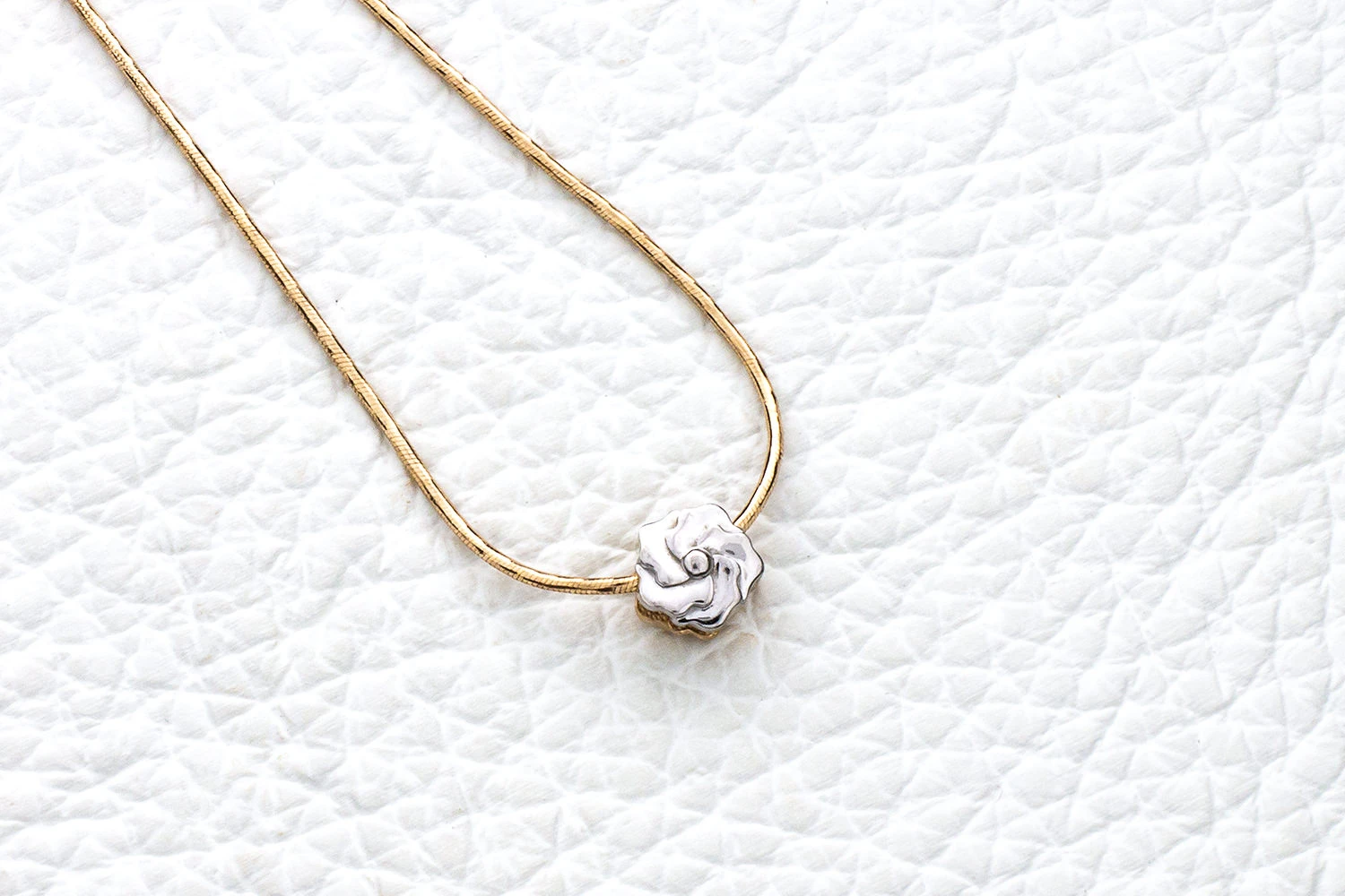 Колье Цветок из красного золота с бриллиантом