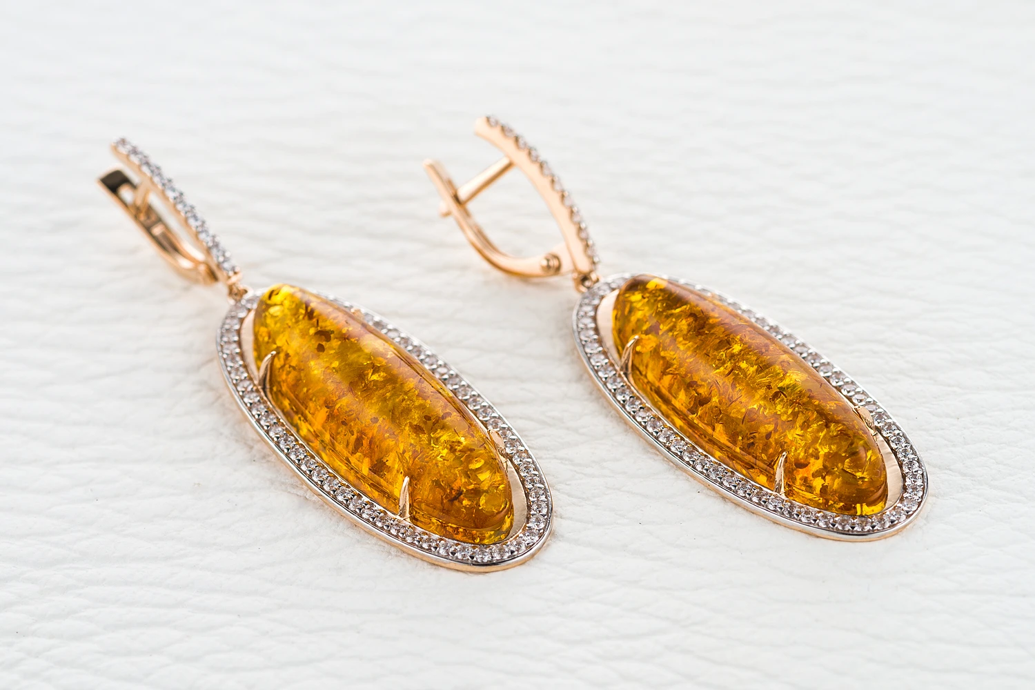 Серьги из красного золота с янтарём и 132 фианитами