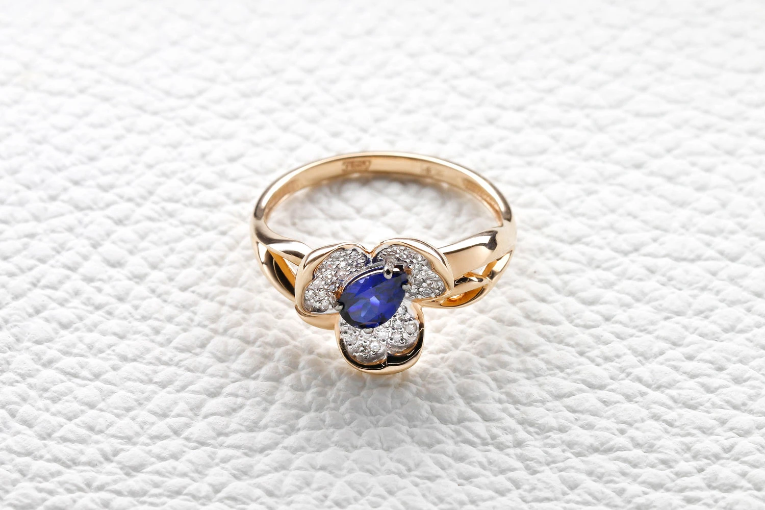 Кольцо Цветок из красного золота с корундом и 33 бриллиантами