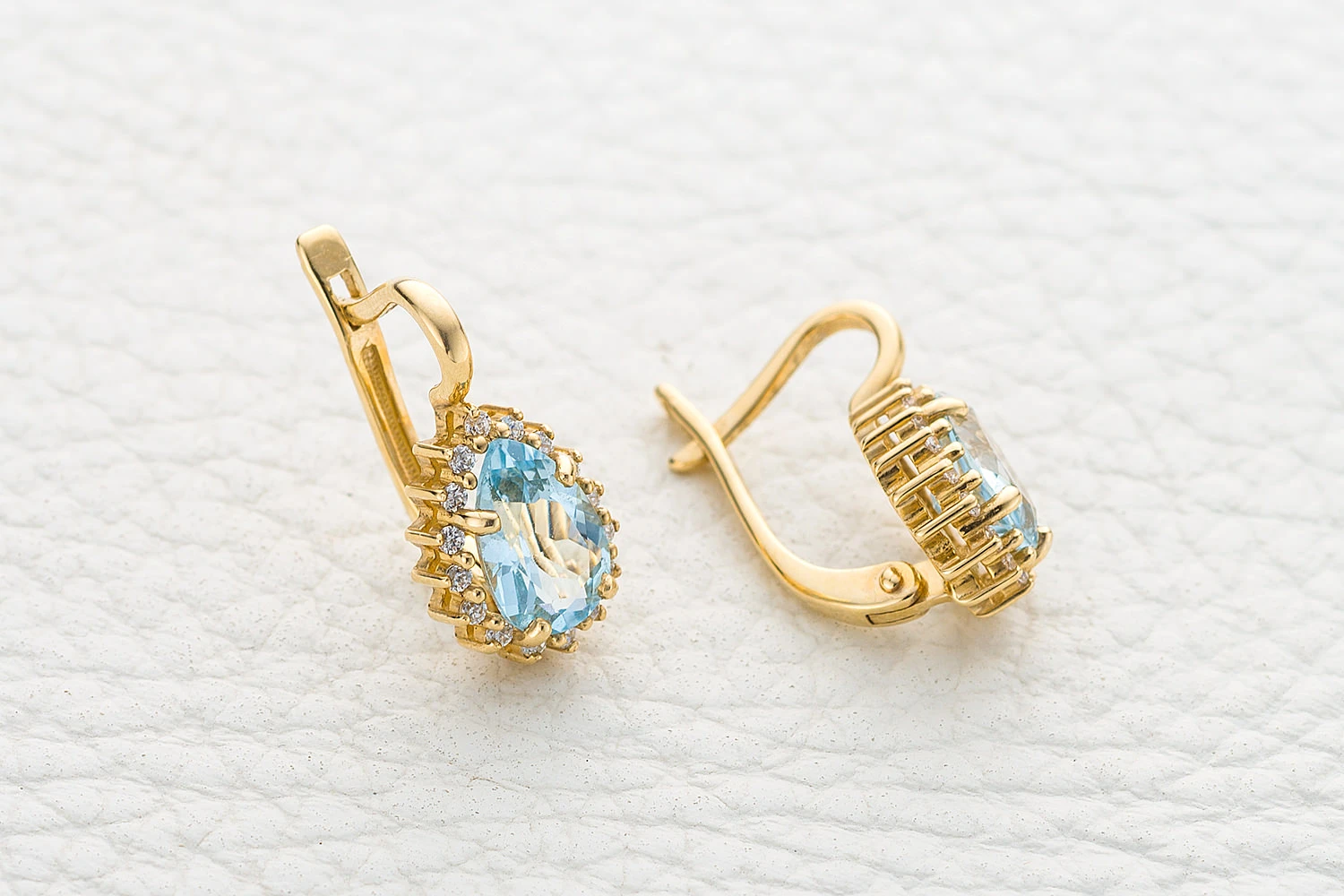 Серьги из жёлтого золота с 2 топазами sky и 32 фианитами