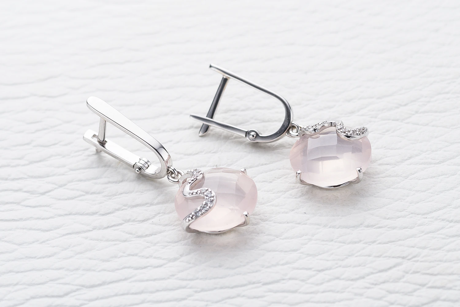 Серьги из белого золота с 2 кварцами и 14 фианитами
