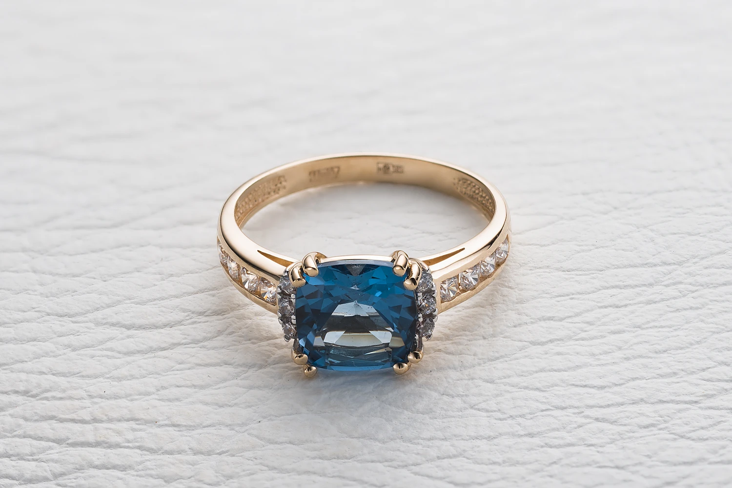 Кольцо из красного золота с топазом лондон и 14 фианитами
