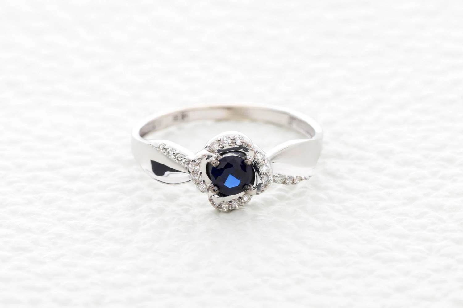 Кольцо Цветок из белого золота с корундом и 18 бриллиантами