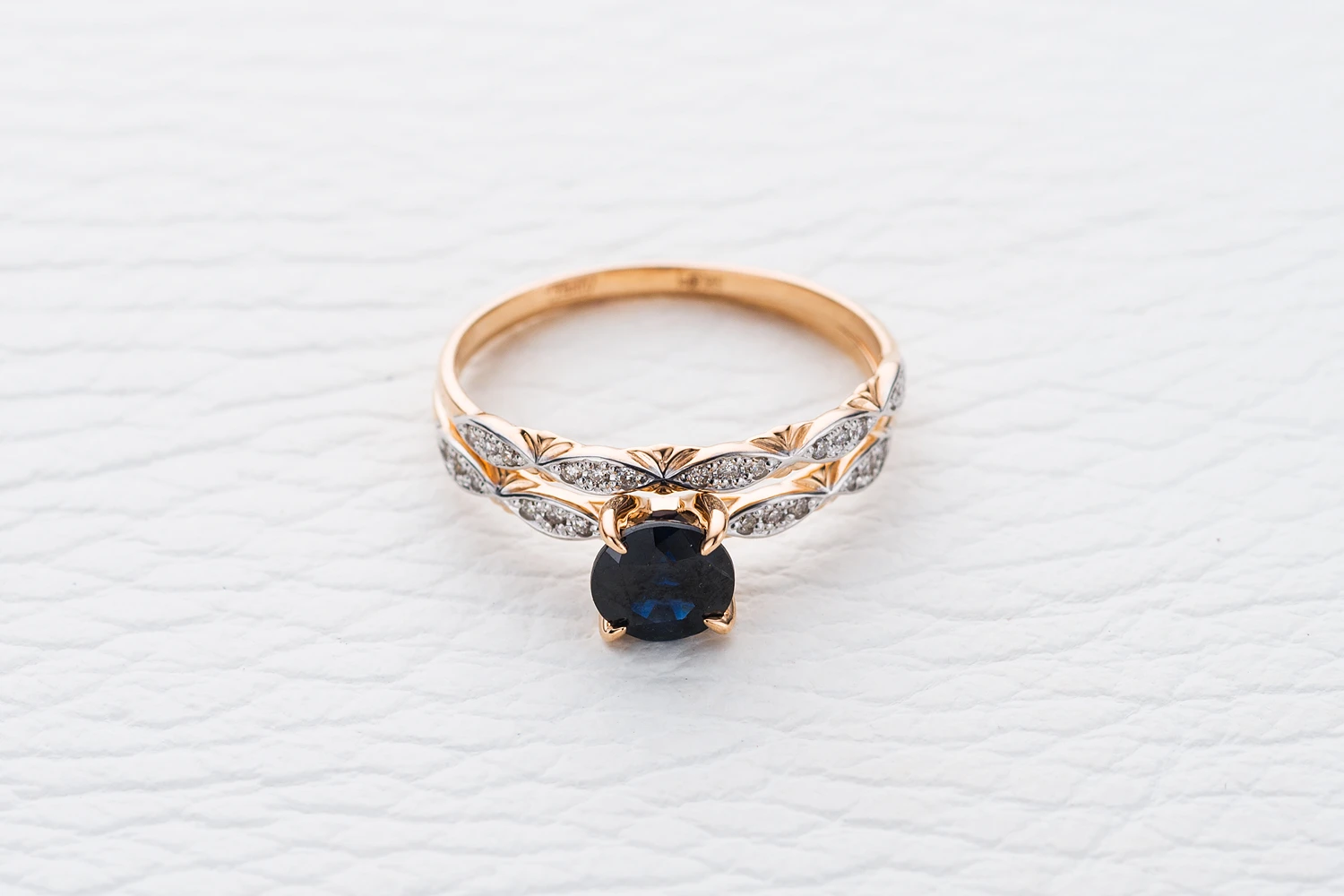 Кольцо из красного золота с сапфиром и 27 бриллиантами