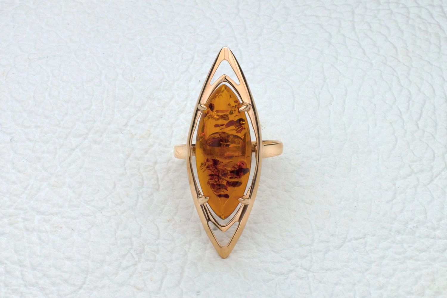 Кольцо из красного золота с янтарём