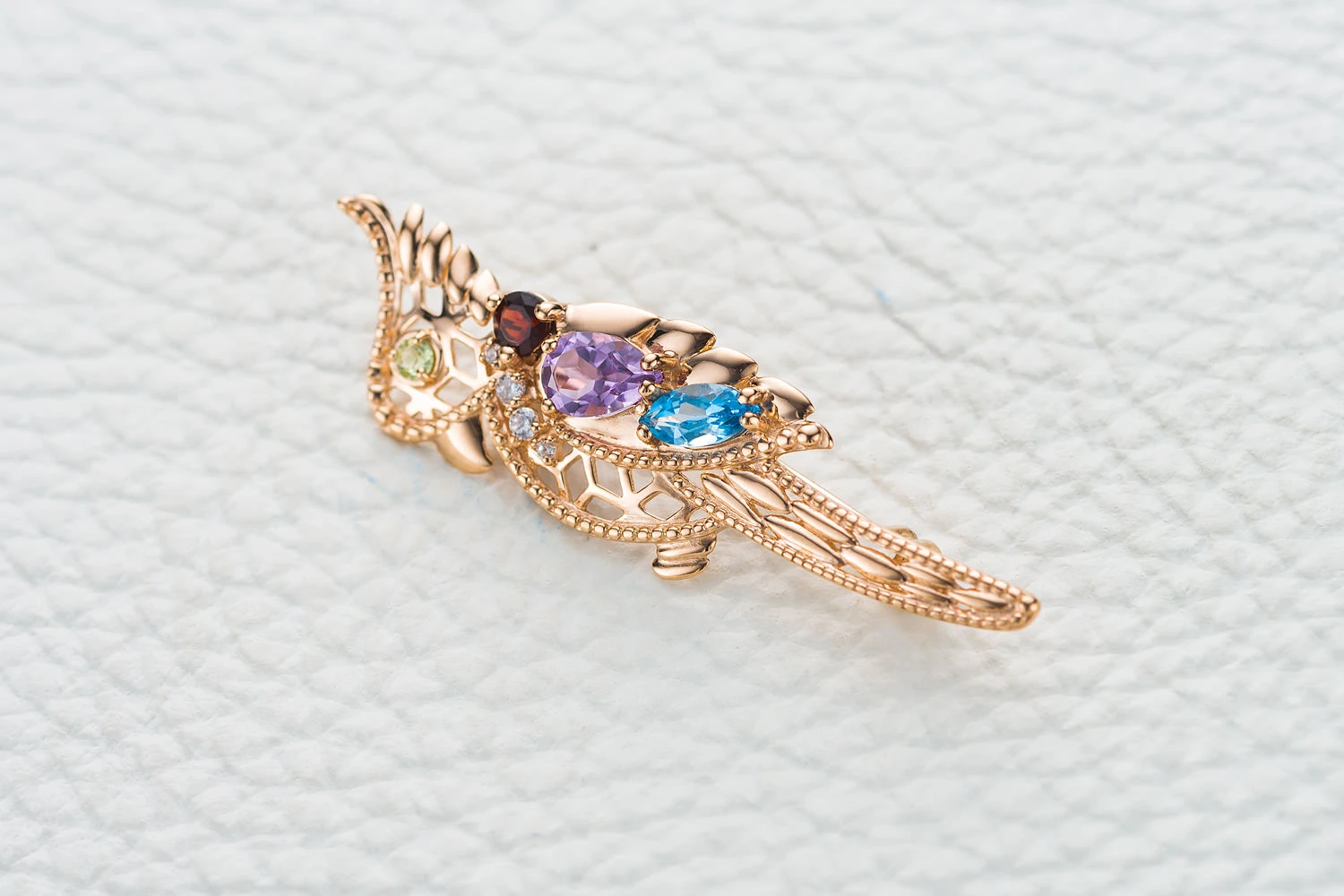 Брошь Попугай из красного золота с аметистом, гранатом и топазом swiss