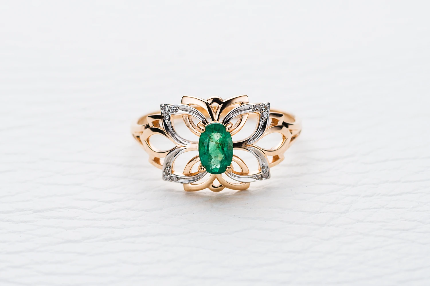 Кольцо Бабочка из красного золота с изумрудом и 12 бриллиантами