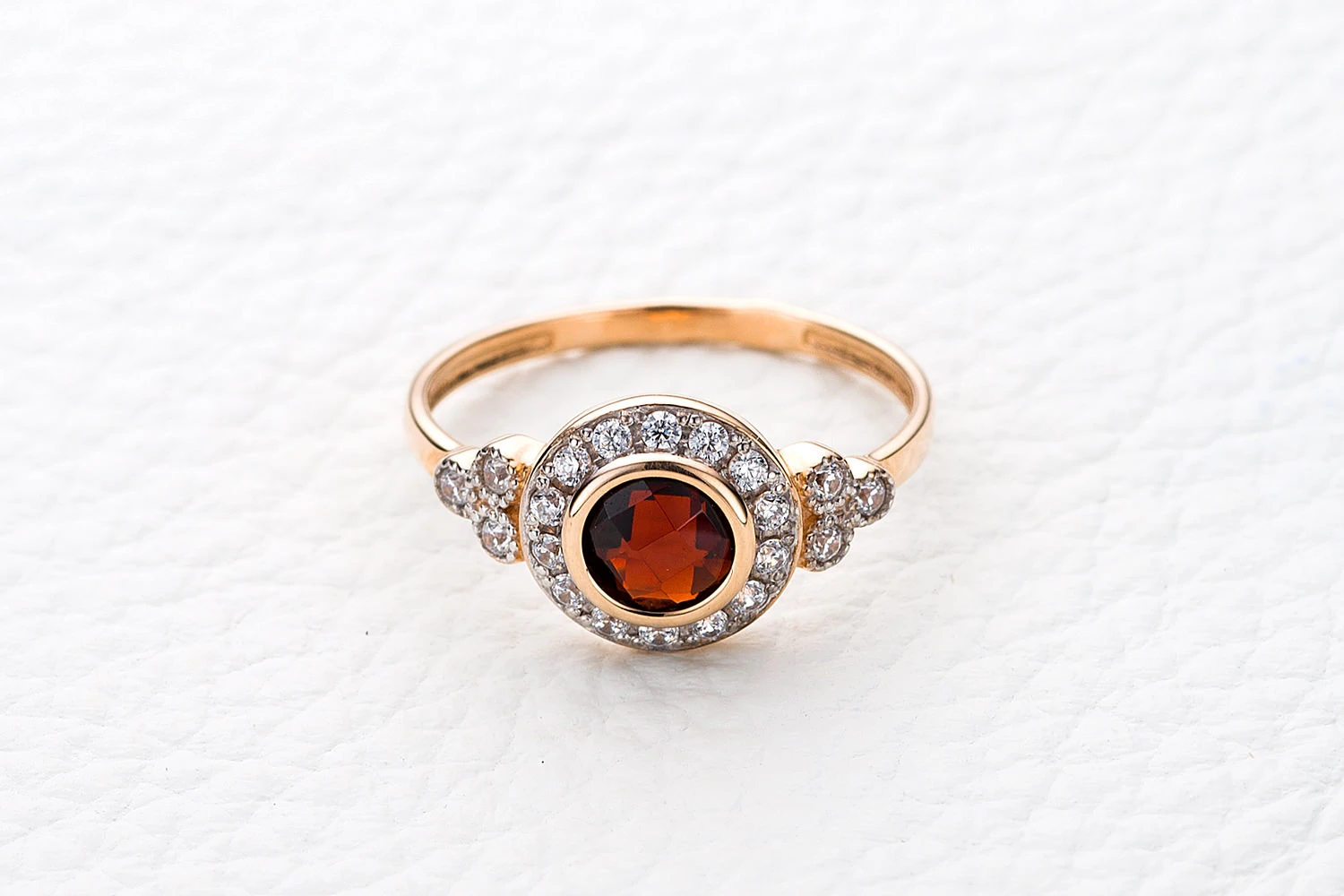 Кольцо из красного золота с гранатом и 20 фианитами