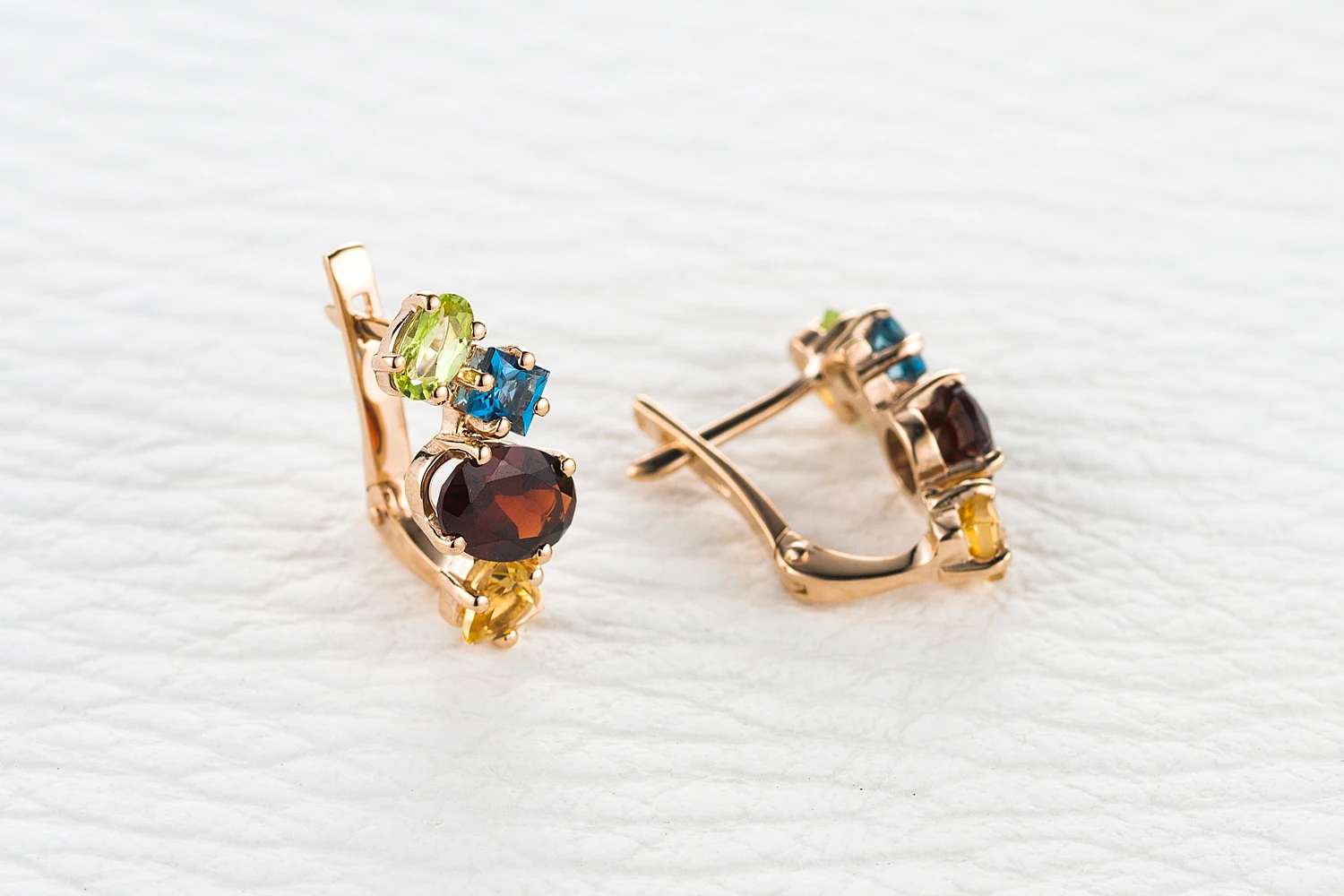 Серьги из красного золота с гранатами, топазами лондон и хризолитами