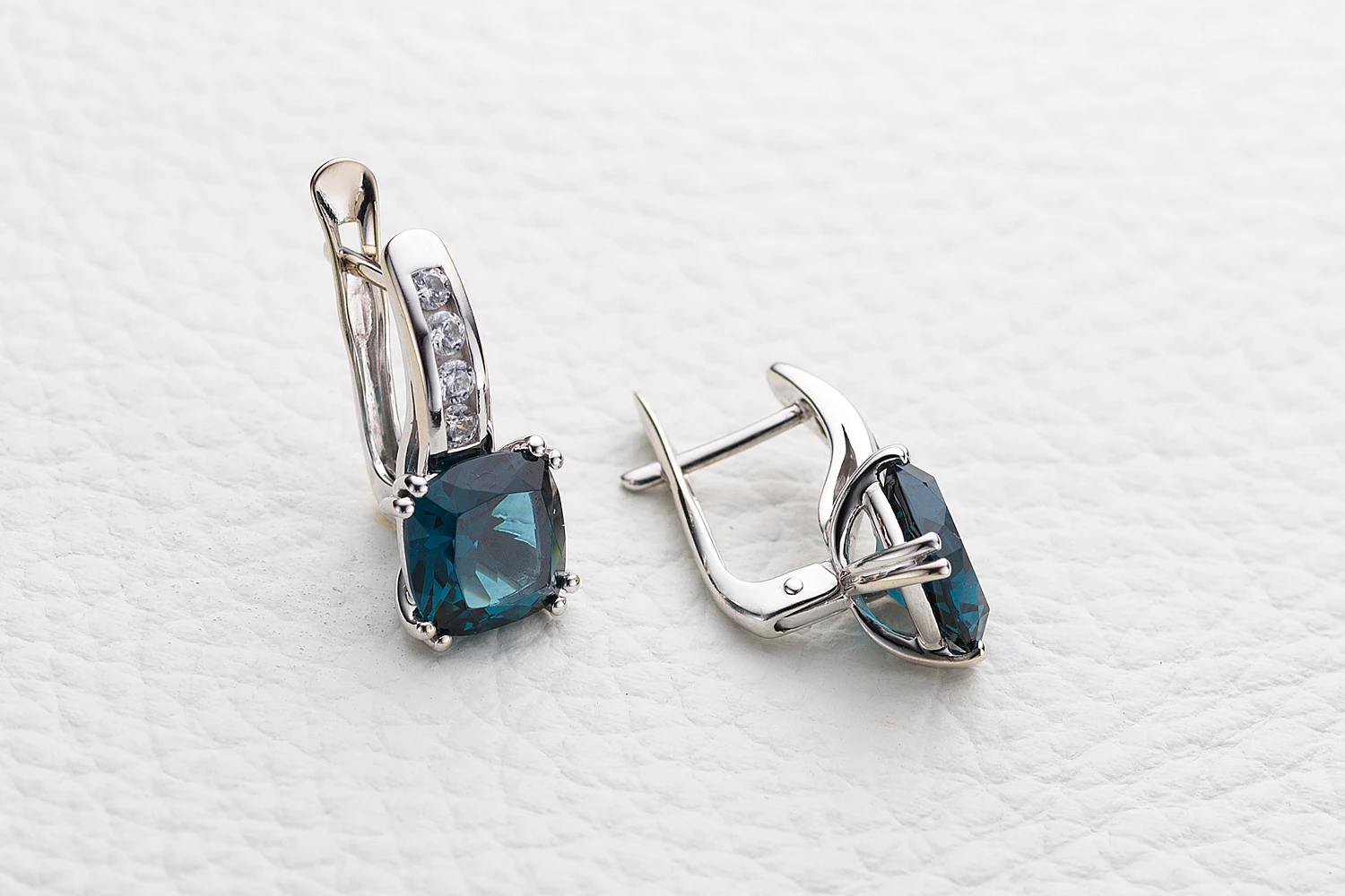 Серьги из белого золота с 2 ситаллами и 8 фианитами