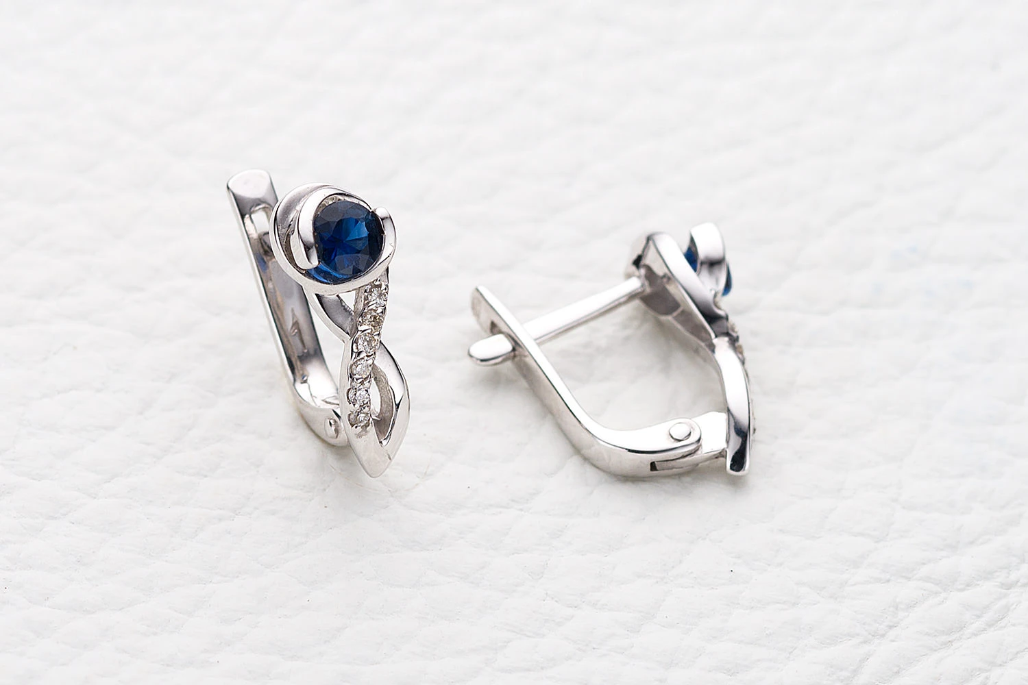 Серьги из белого золота с 2 сапфирами и 12 бриллиантами