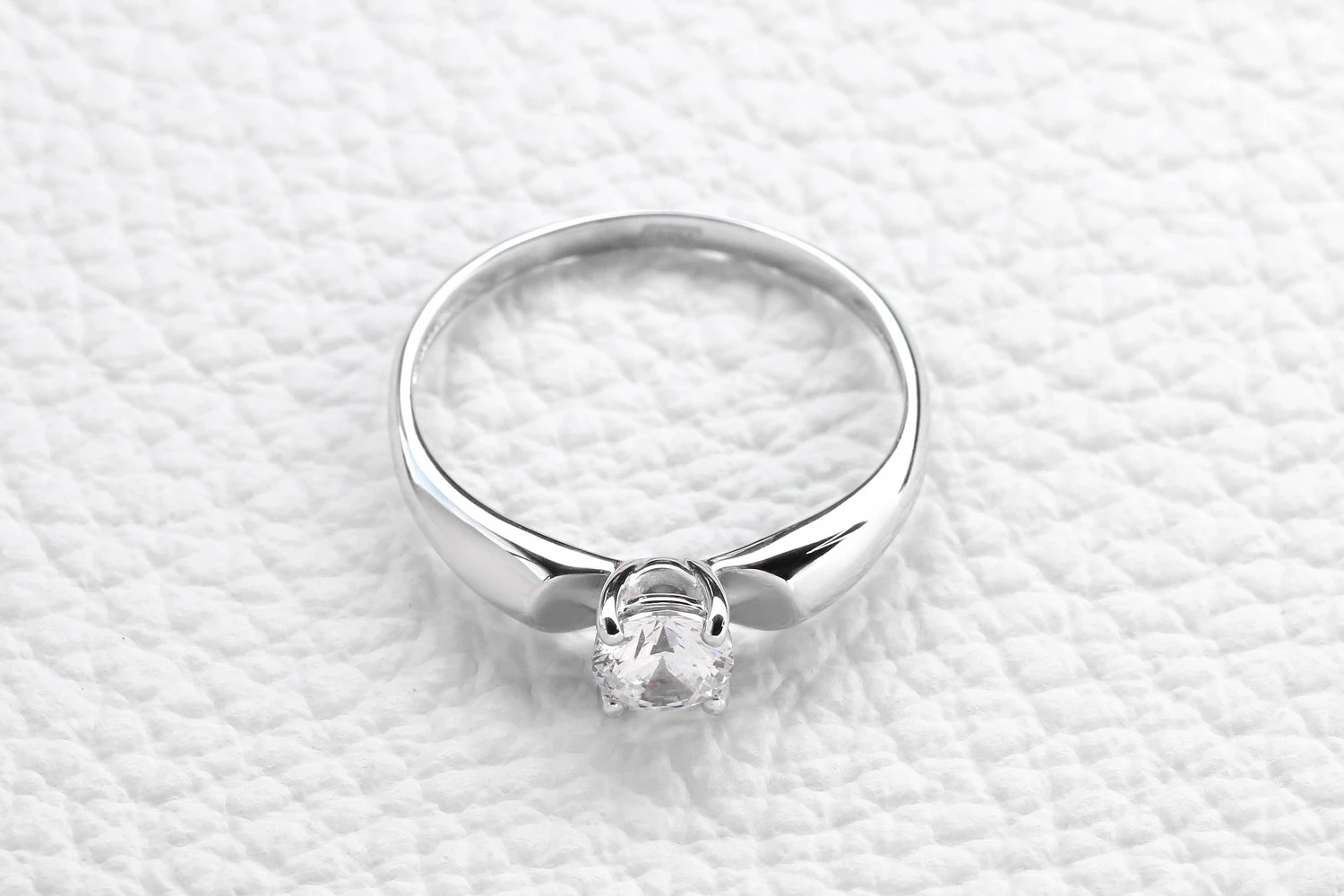 Кольцо из белого золота с кристаллом swarovski