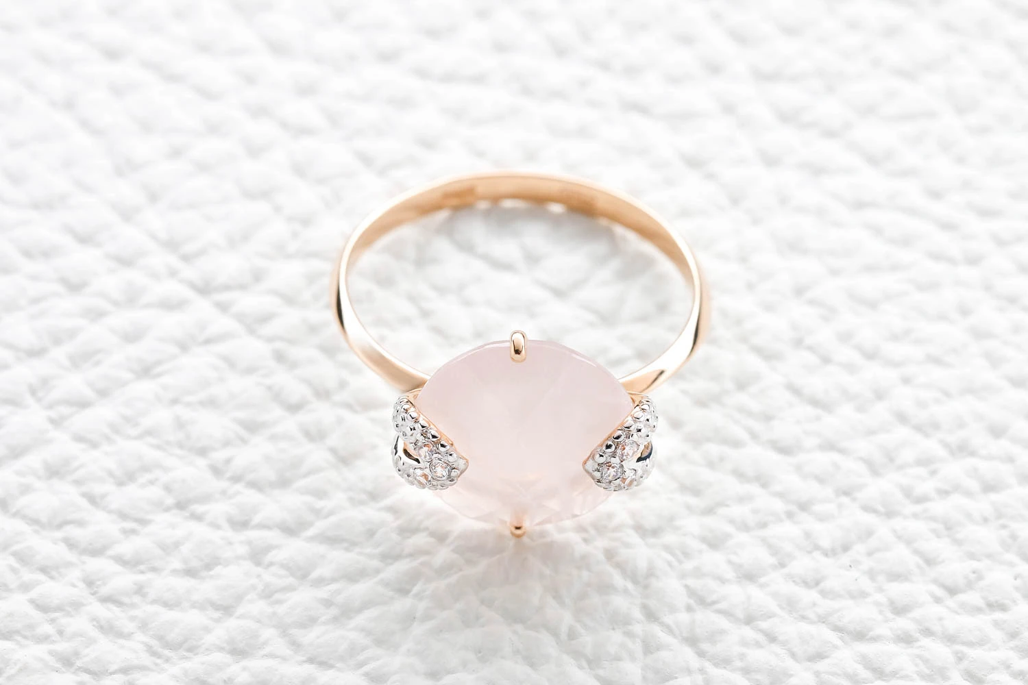 Кольцо из красного золота с кварцем и 6 фианитами