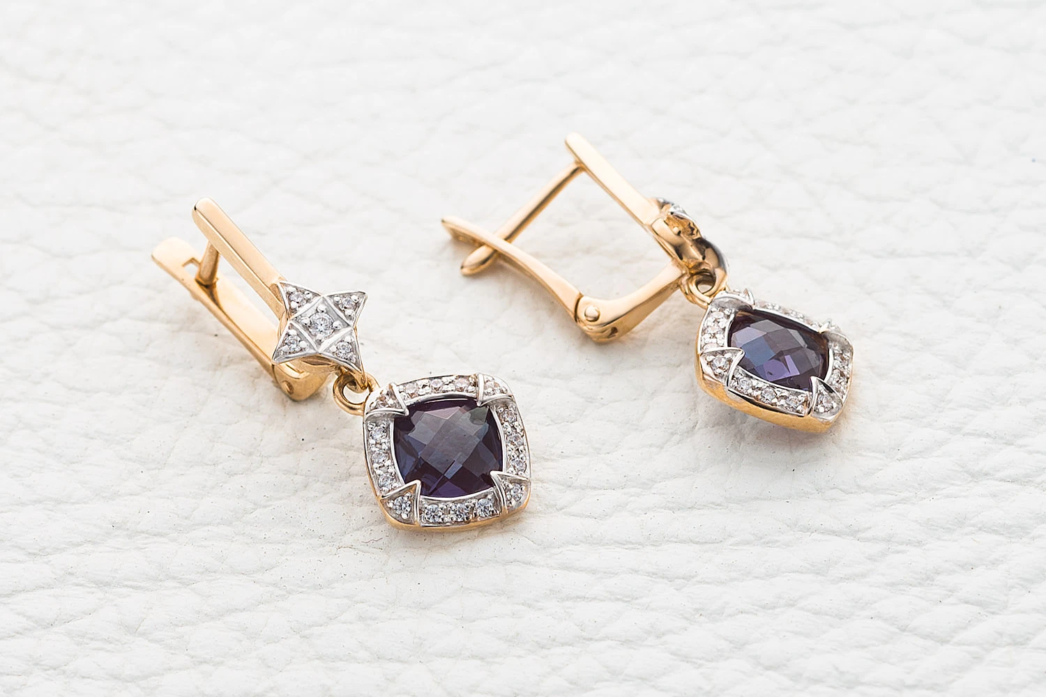 Серьги из красного золота с 2 александритами и 42 фианитами