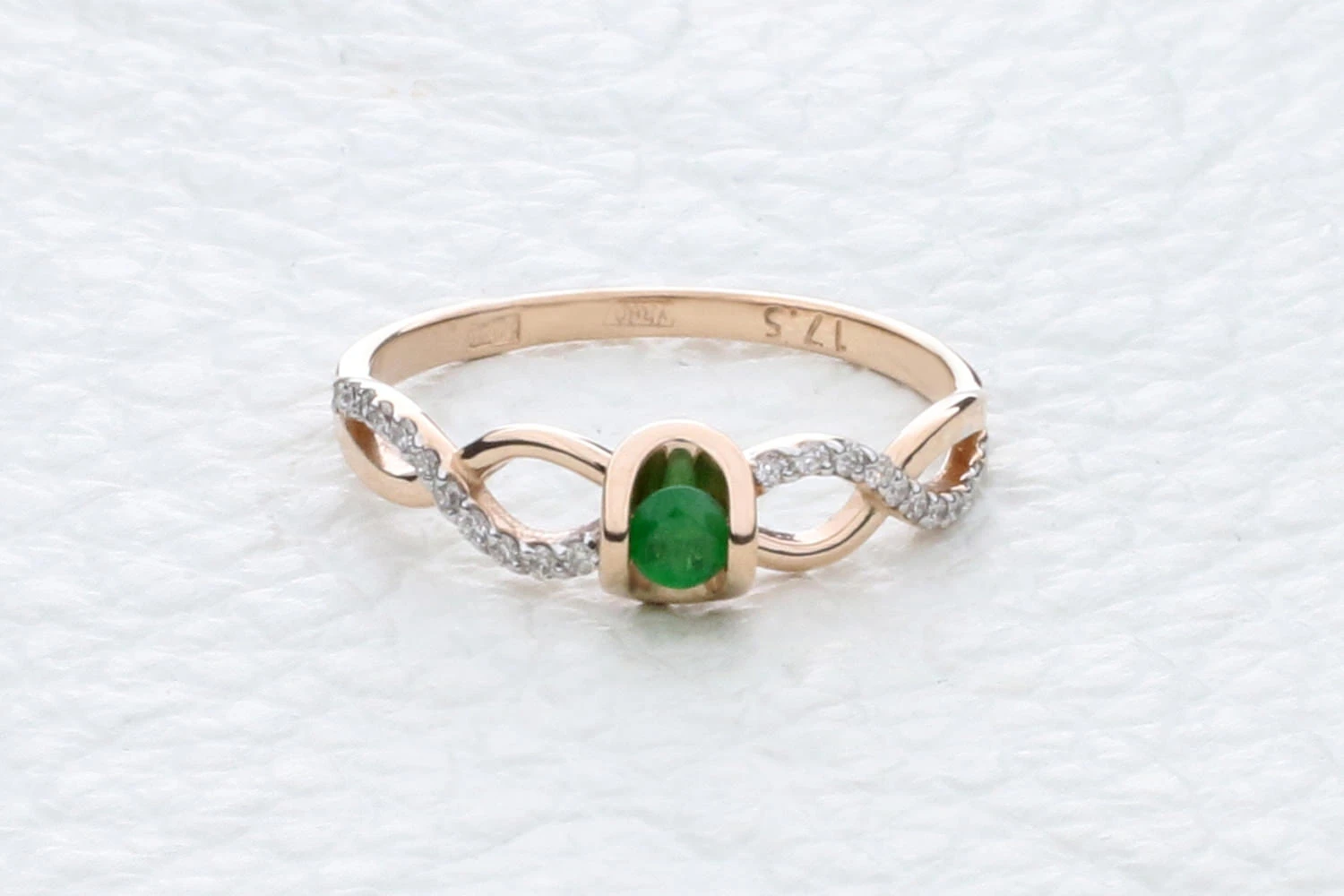 Кольцо из красного золота с изумрудом и 22 бриллиантами