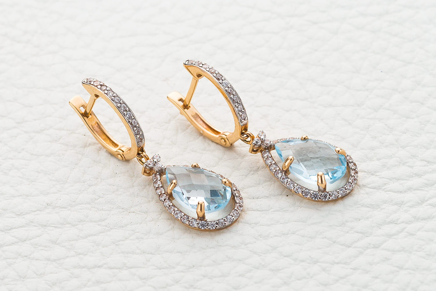 Серьги из красного золота с 80 топазами sky