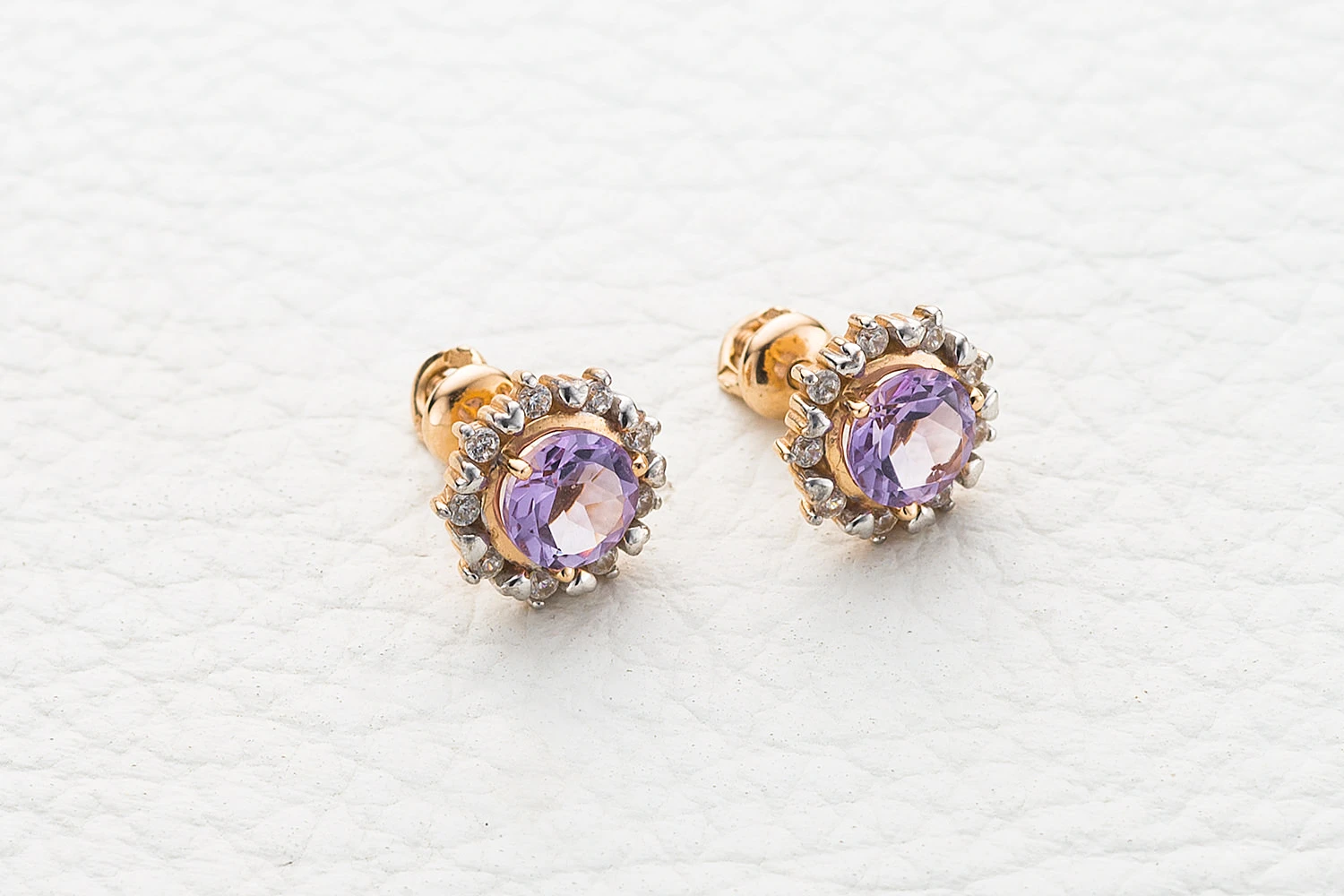 Серьги-пусеты из красного золота с 2 аметистами и 18 фианитами