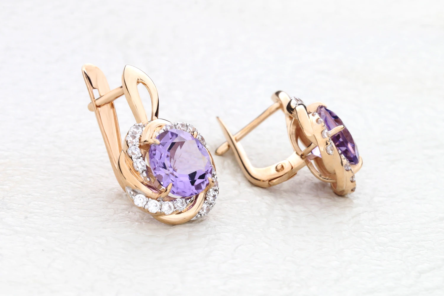 Серьги из красного золота с 2 аметистами и 32 фианитами