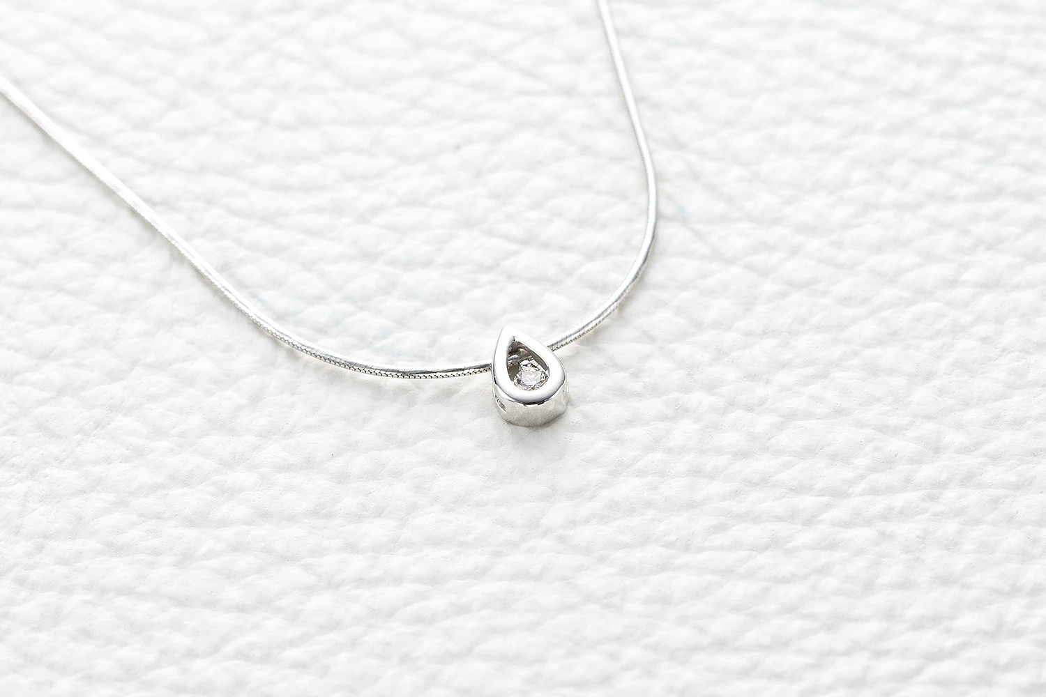Колье Капля из белого золота с бриллиантом