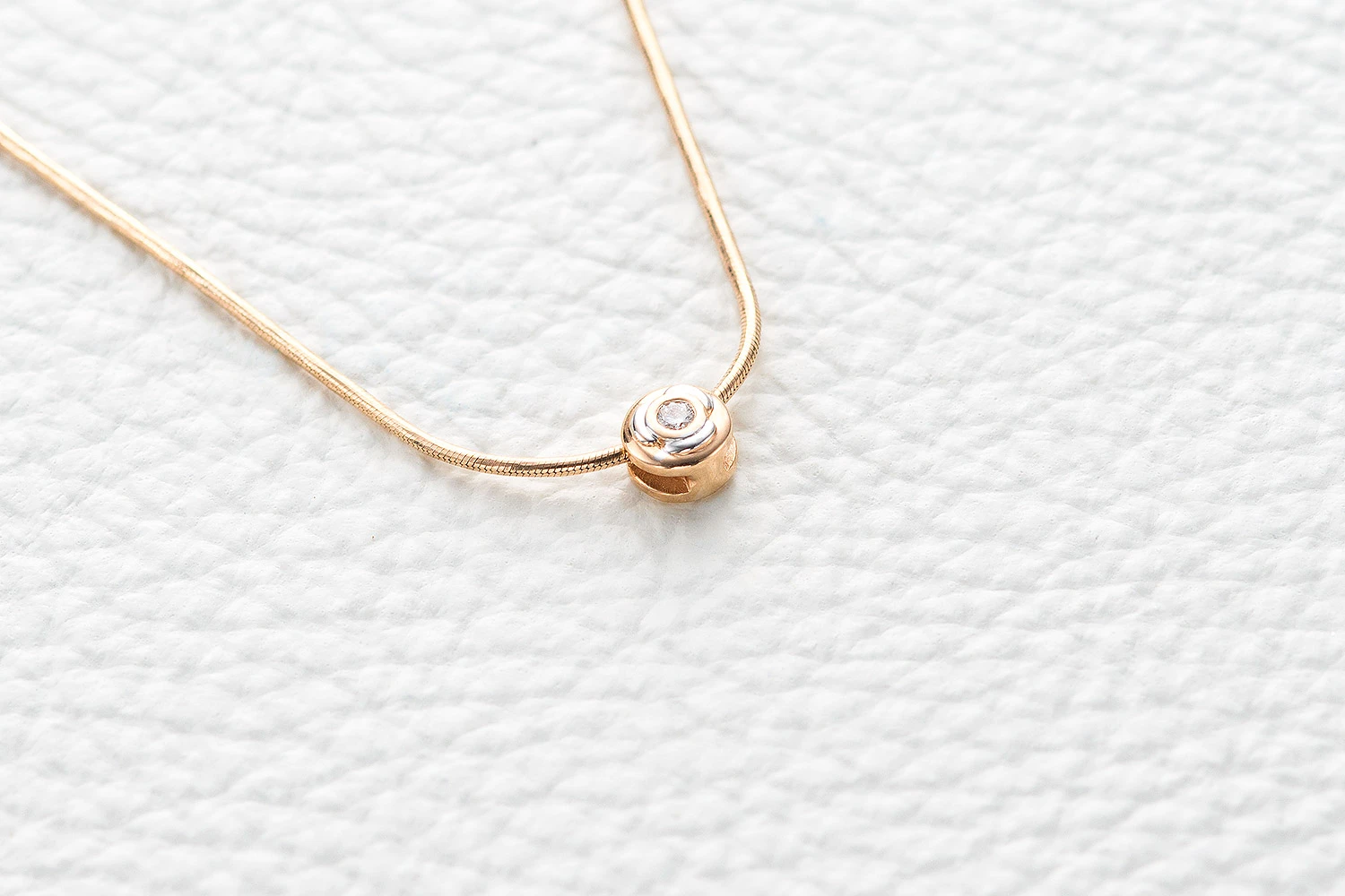 Колье Цветок из красного золота с бриллиантом