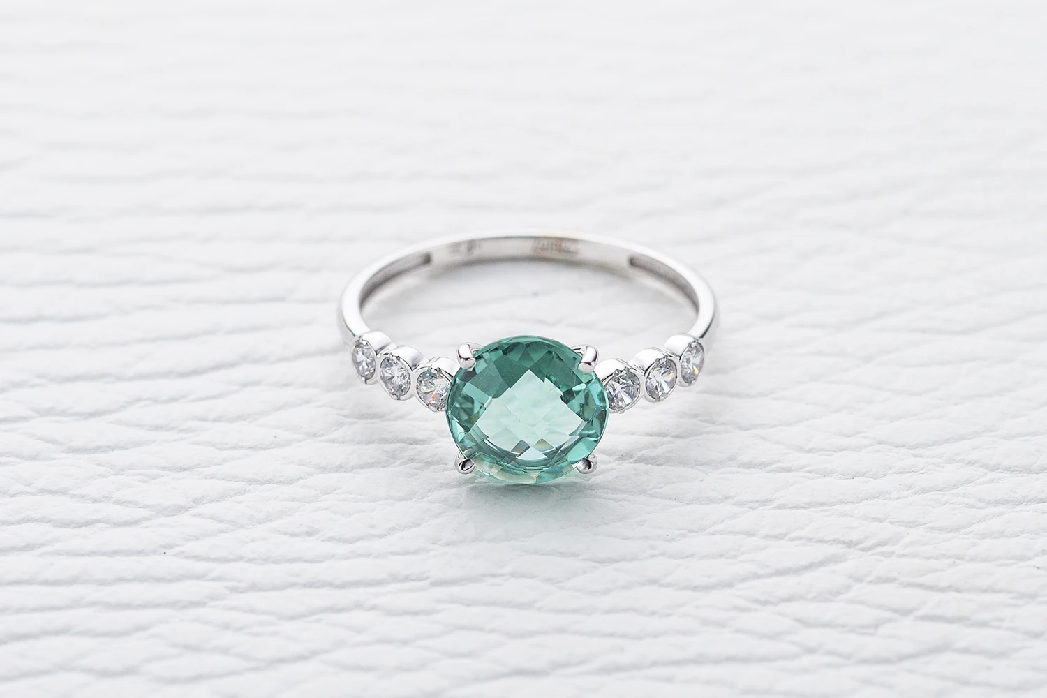 Кольцо из белого золота с кварцем и 6 фианитами