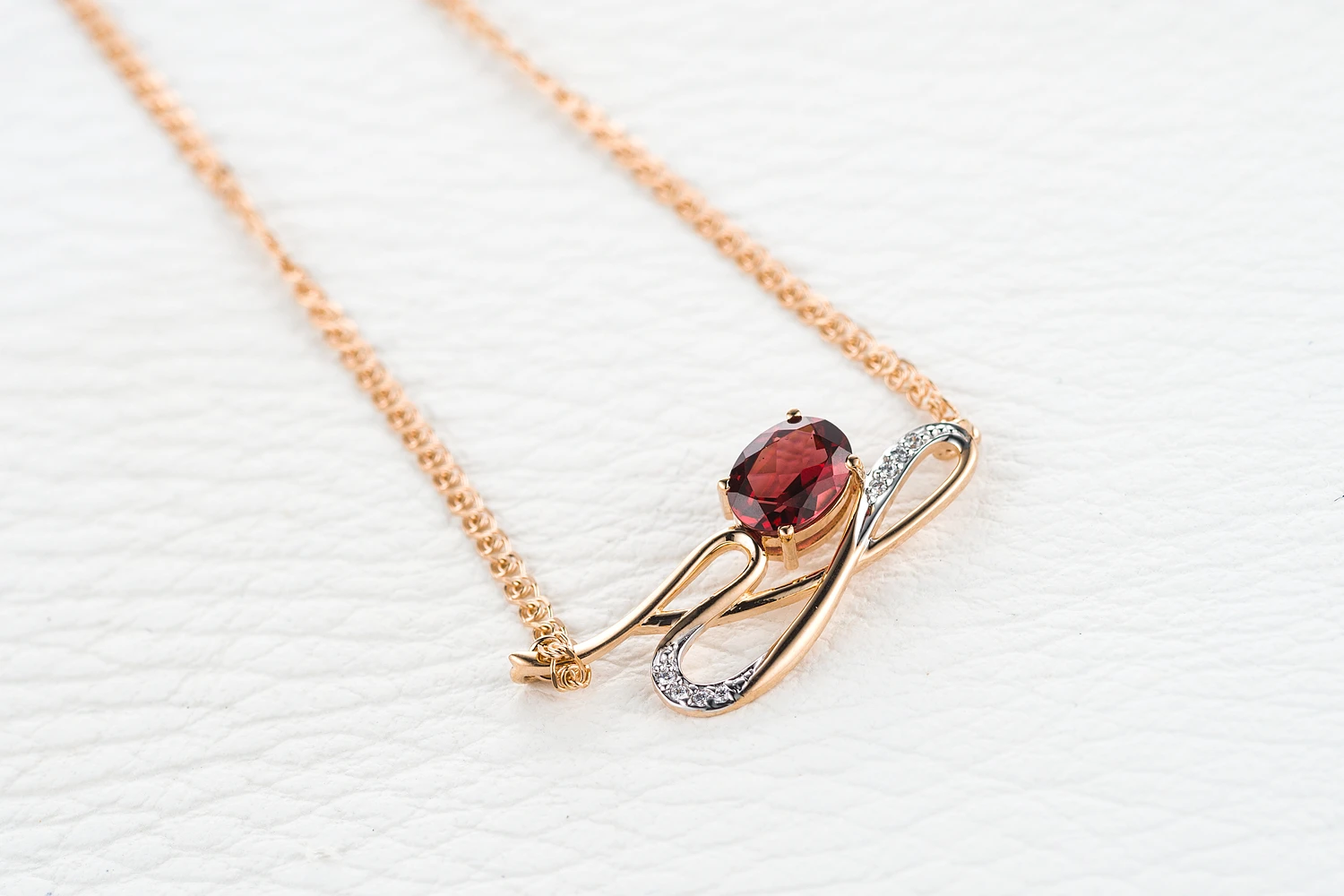 Колье из красного золота с гранатом и 8 фианитами