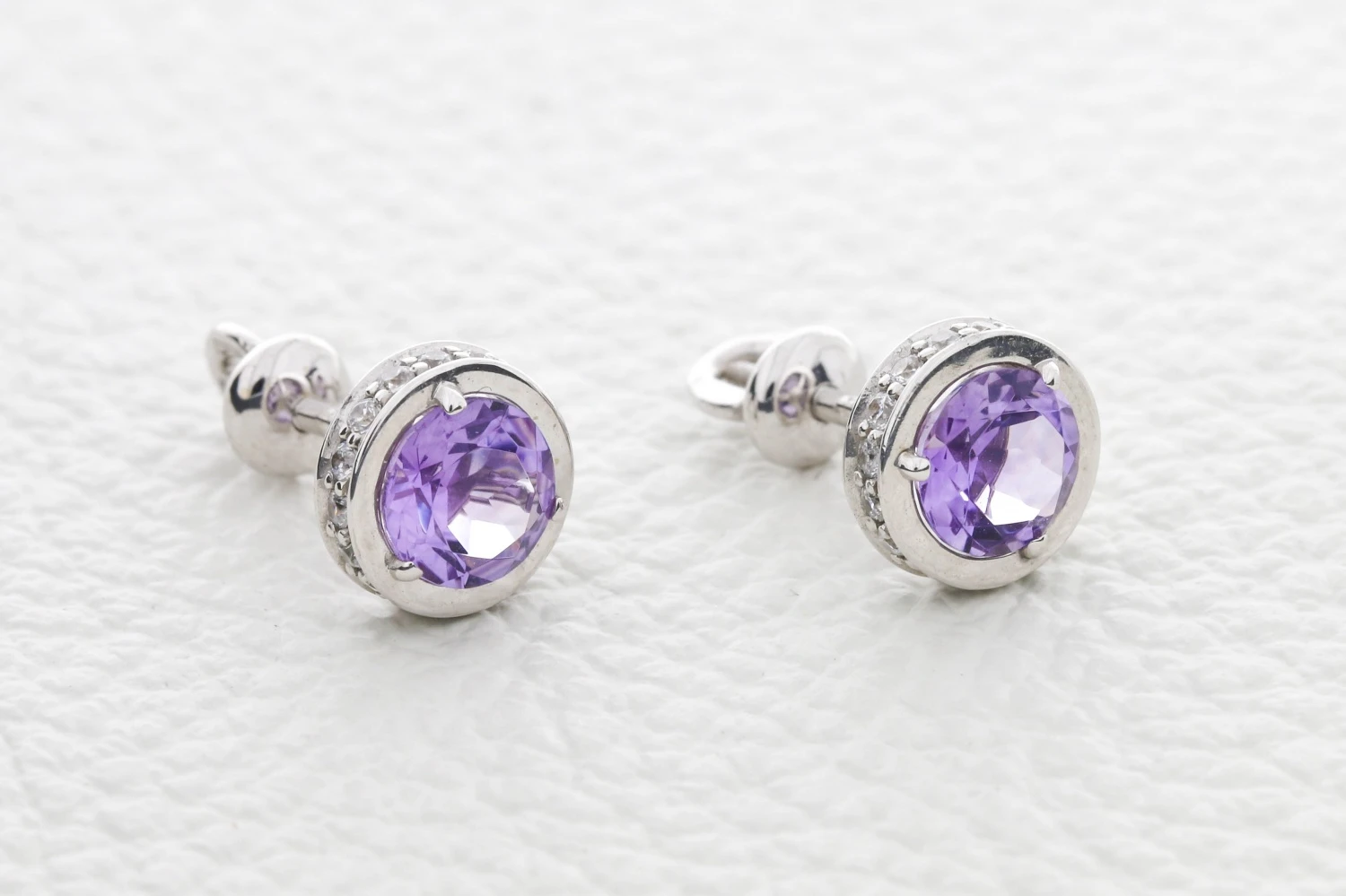 Серьги-пусеты из белого золота с 2 аметистами и 32 фианитами