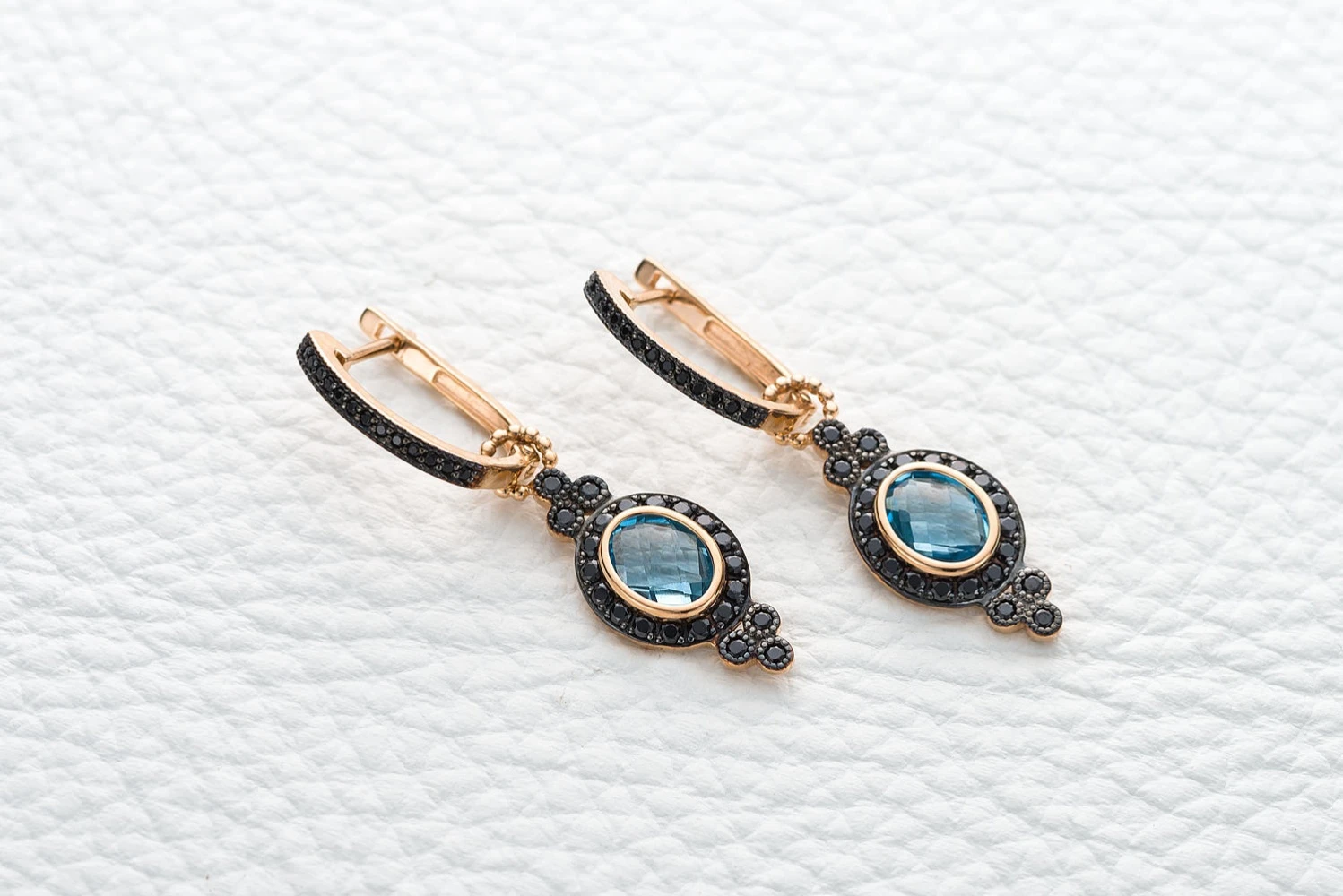 Серьги-трансформеры из красного золота с 2 топазами swiss и 70 фианитами