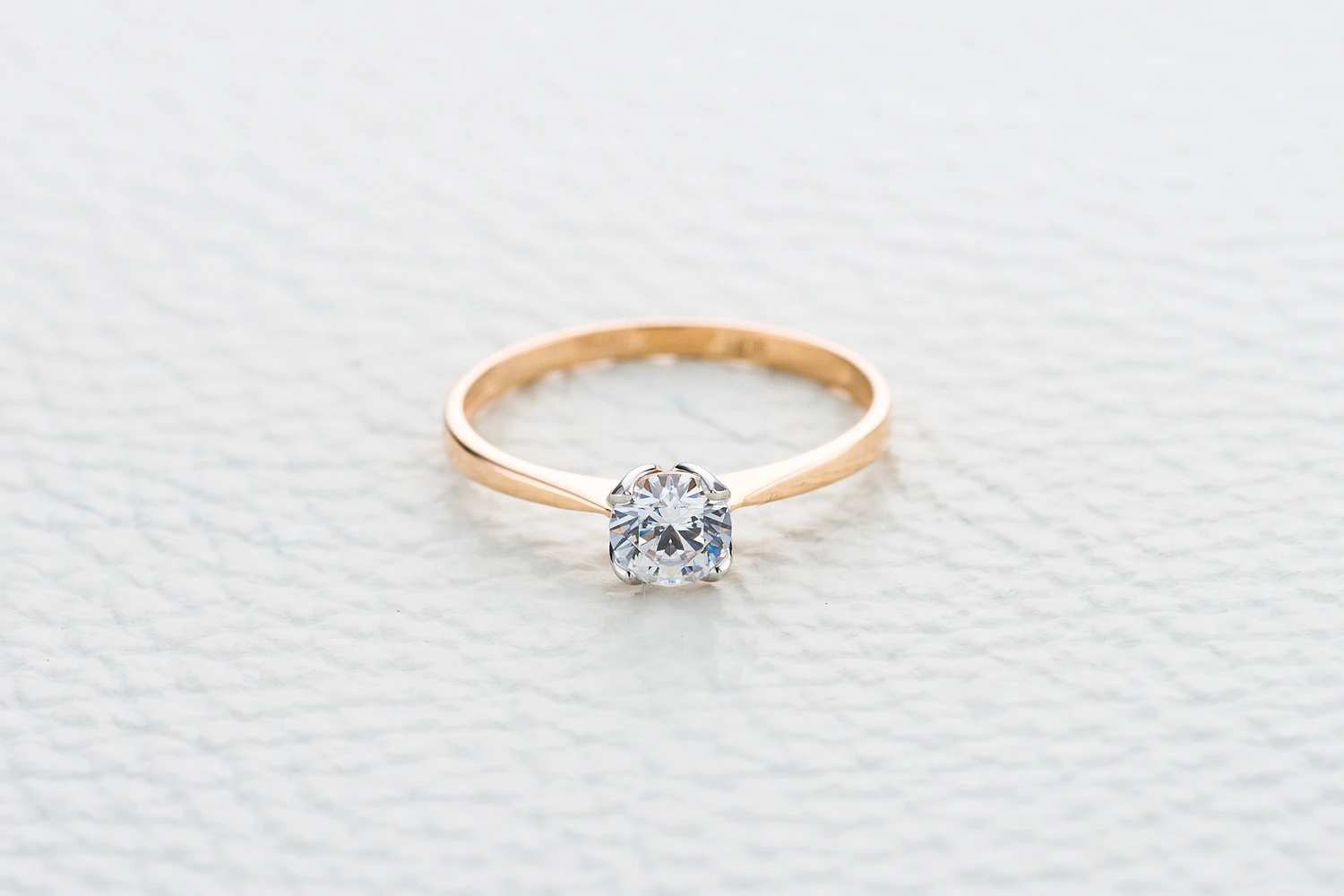 Кольцо из красного золота с кристаллом swarovski