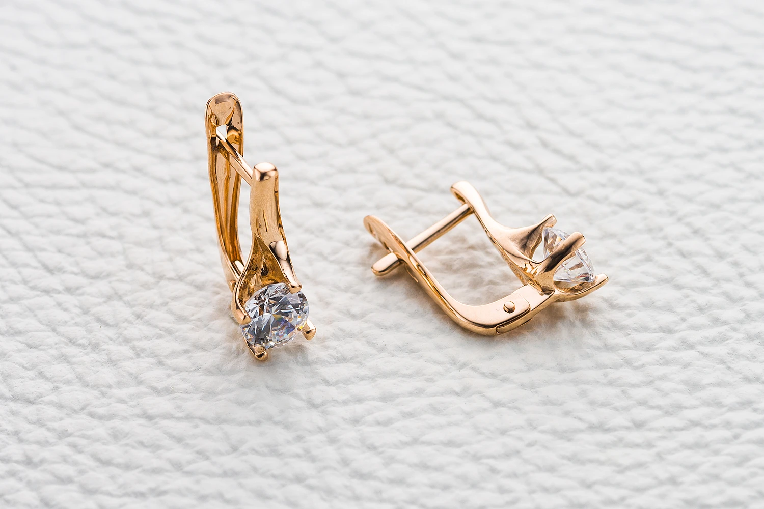 Серьги из красного золота с 2 кристаллами swarovski