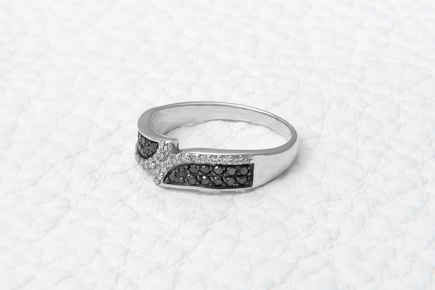 Кольцо из белого золота с 46 бриллиантами