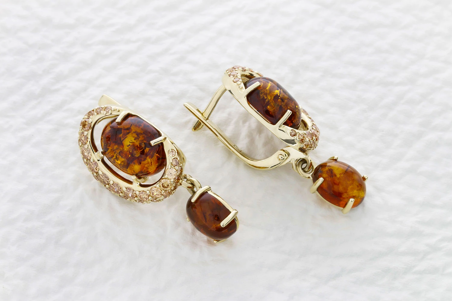 Серьги из жёлтого золота с янтарём и 74 фианитами