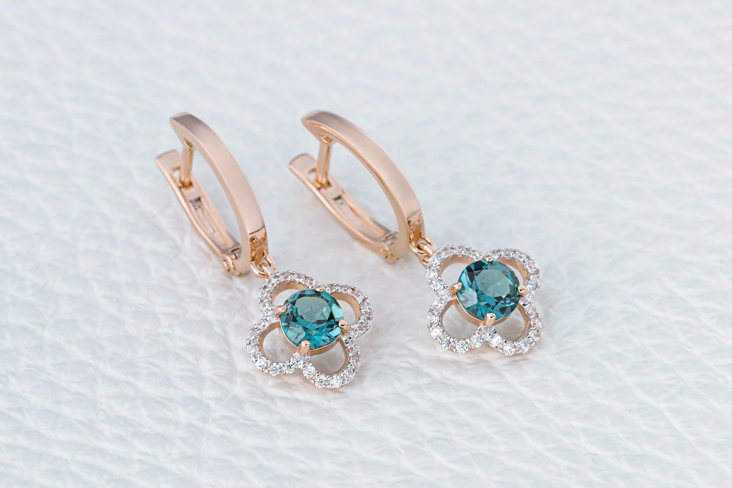 Серьги Цветы из красного золота с 2 александритами и 48 фианитами