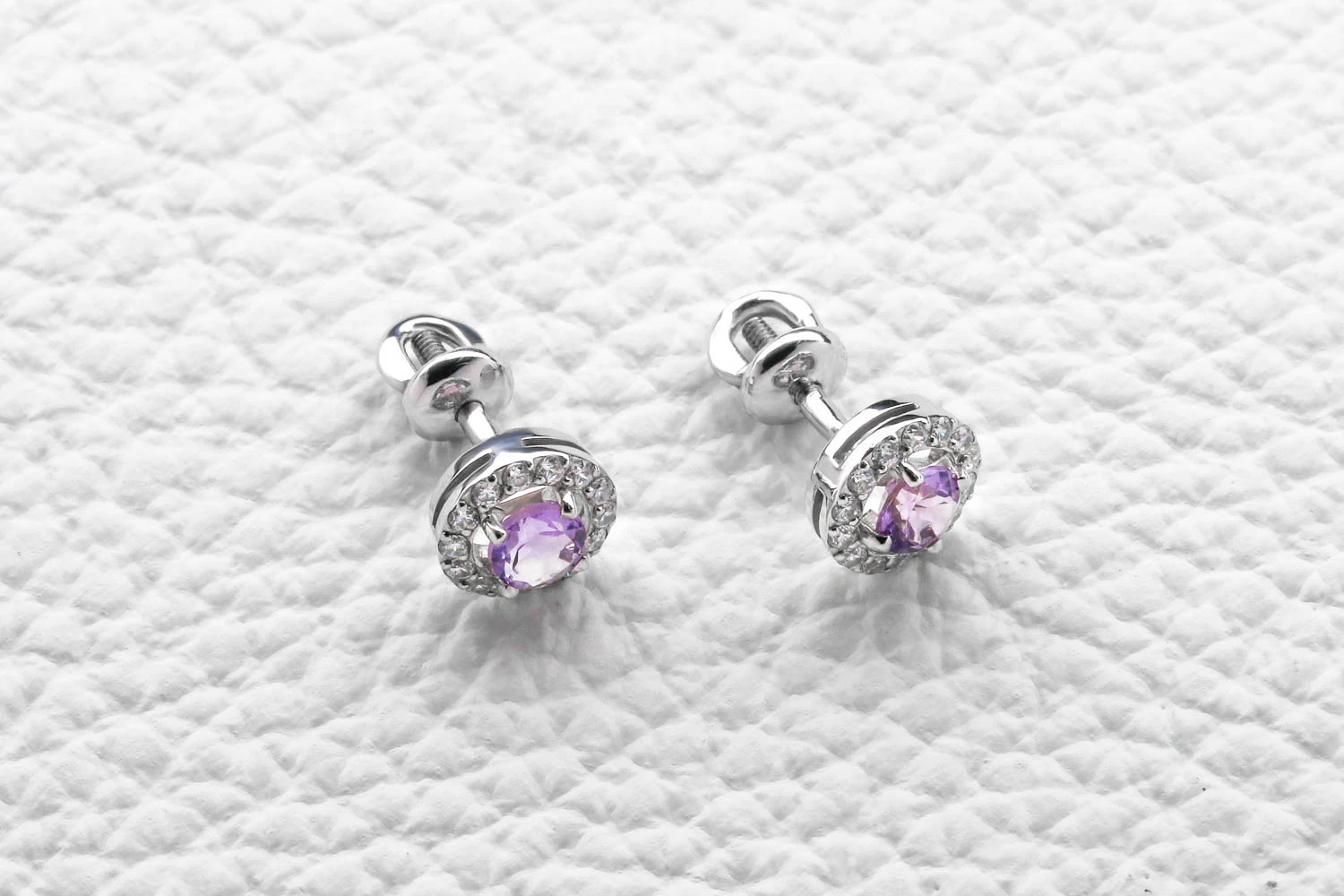 Серьги-пусеты из белого золота с 2 аметистами и 28 фианитами