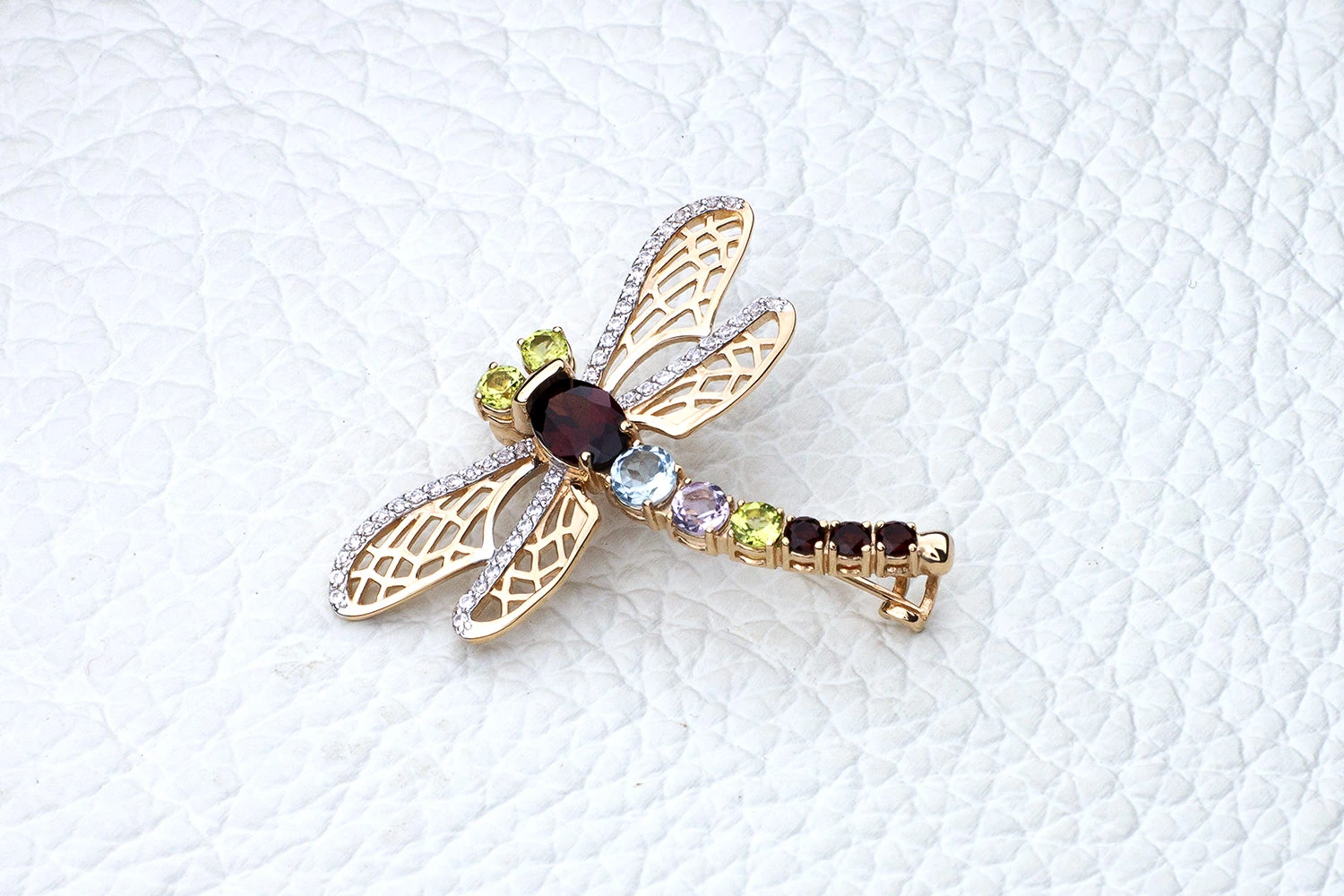 Брошь Стрекоза из красного золота с гранатами, топазом sky и хризолитами