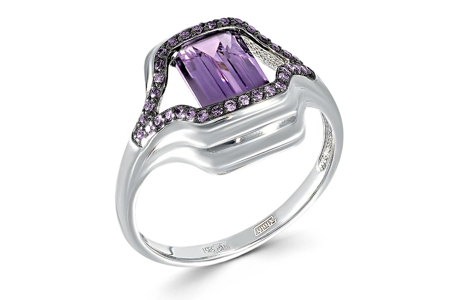 Кольцо из белого золота с аметистом и 36 фианитами
