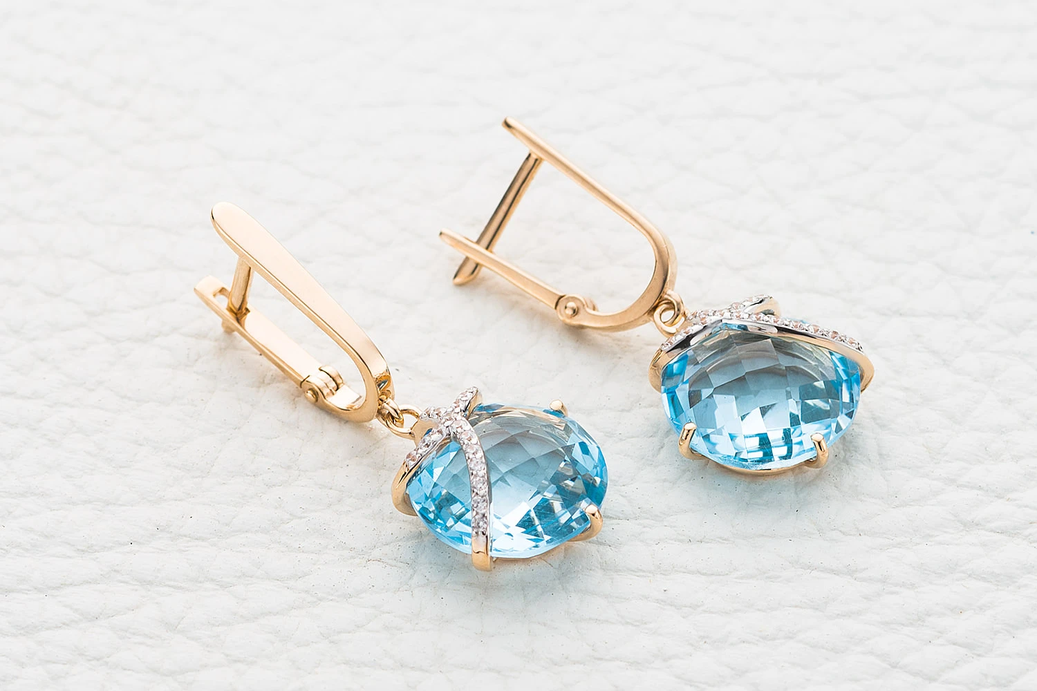 Серьги из красного золота с 2 топазами sky и 32 фианитами