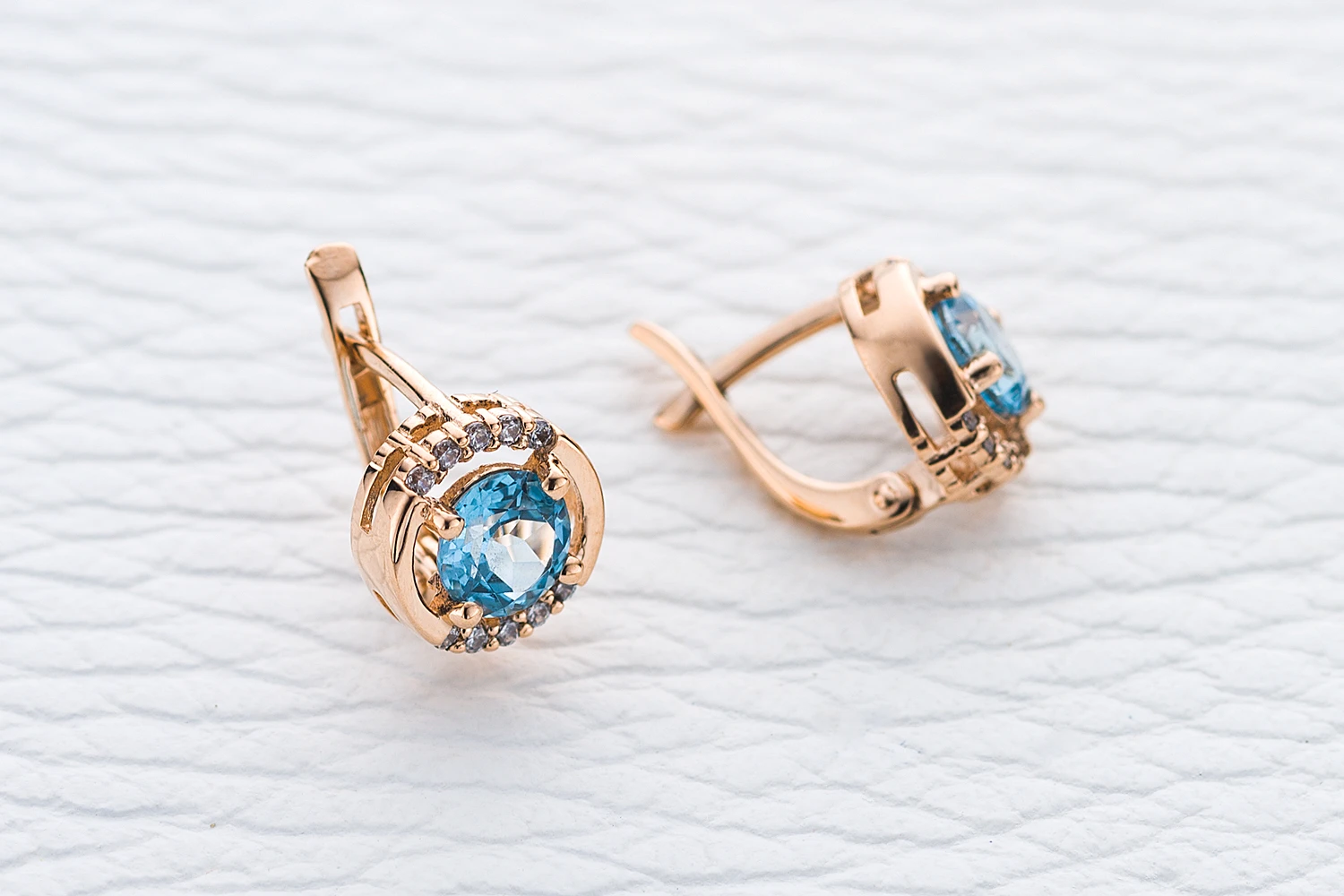 Серьги Круги из красного золота с 2 топазами swiss и 20 фианитами