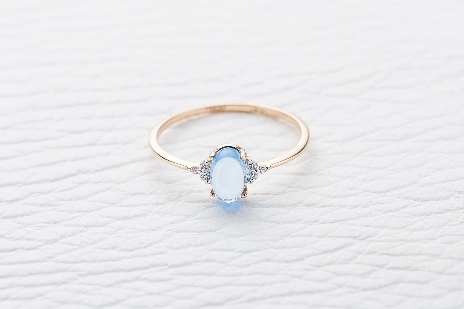 Кольцо из красного золота с топазом swiss и 6 фианитами