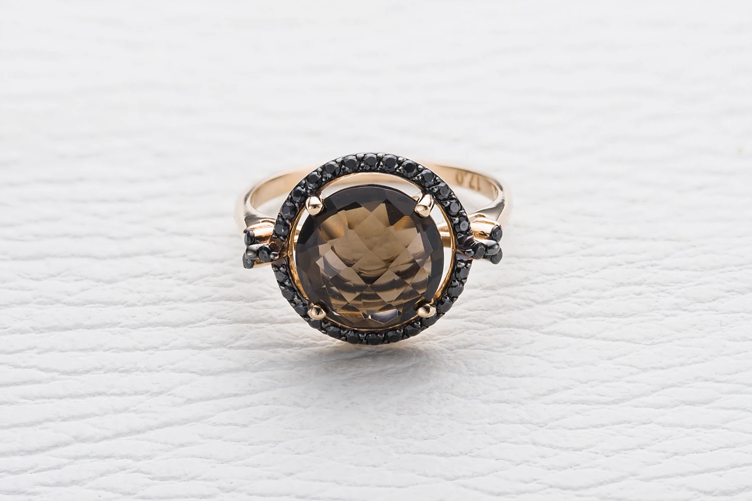 Кольцо из красного золота с раухтопазом и 32 фианитами