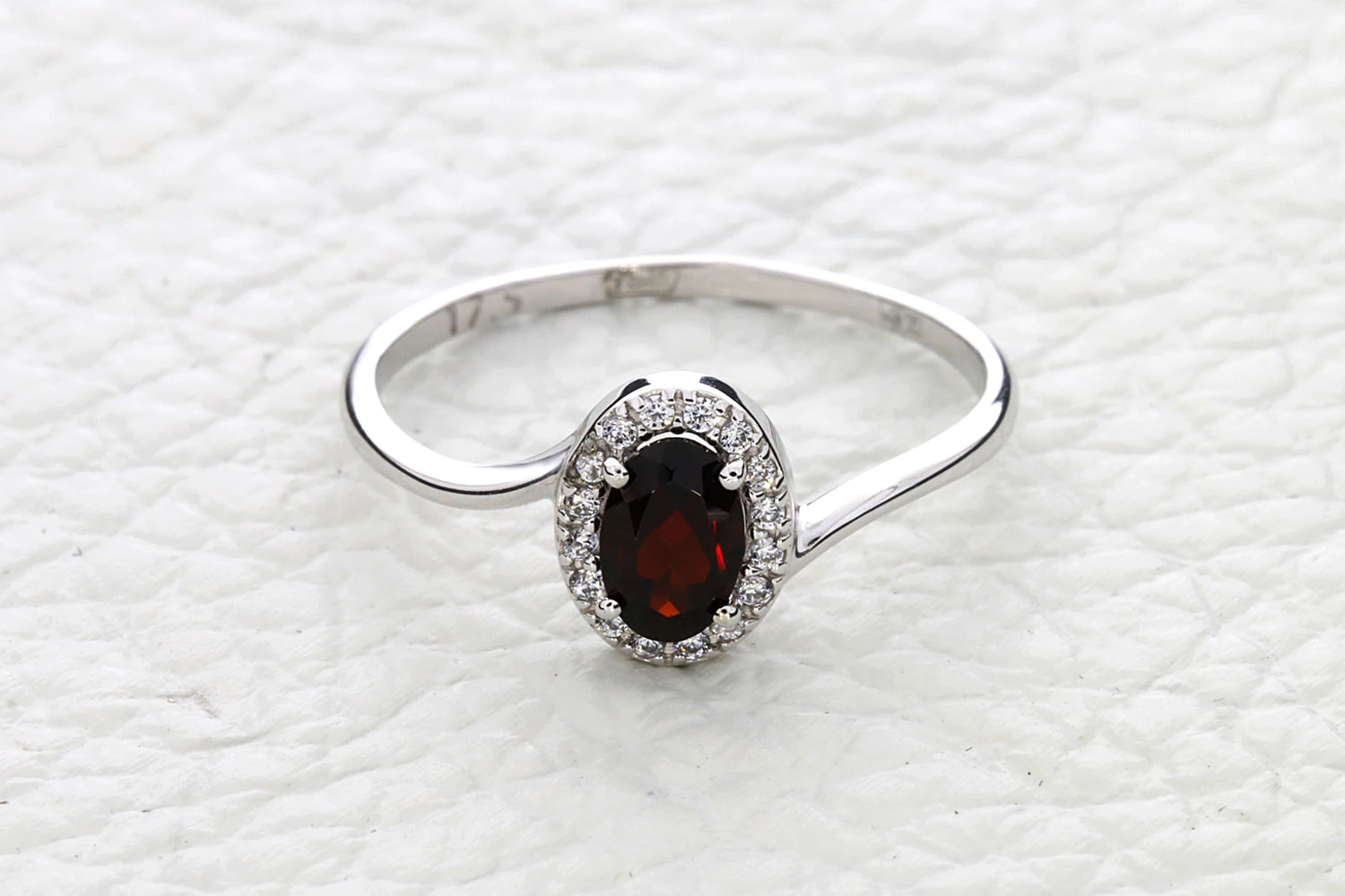 Кольцо из белого золота с 17 гранатами