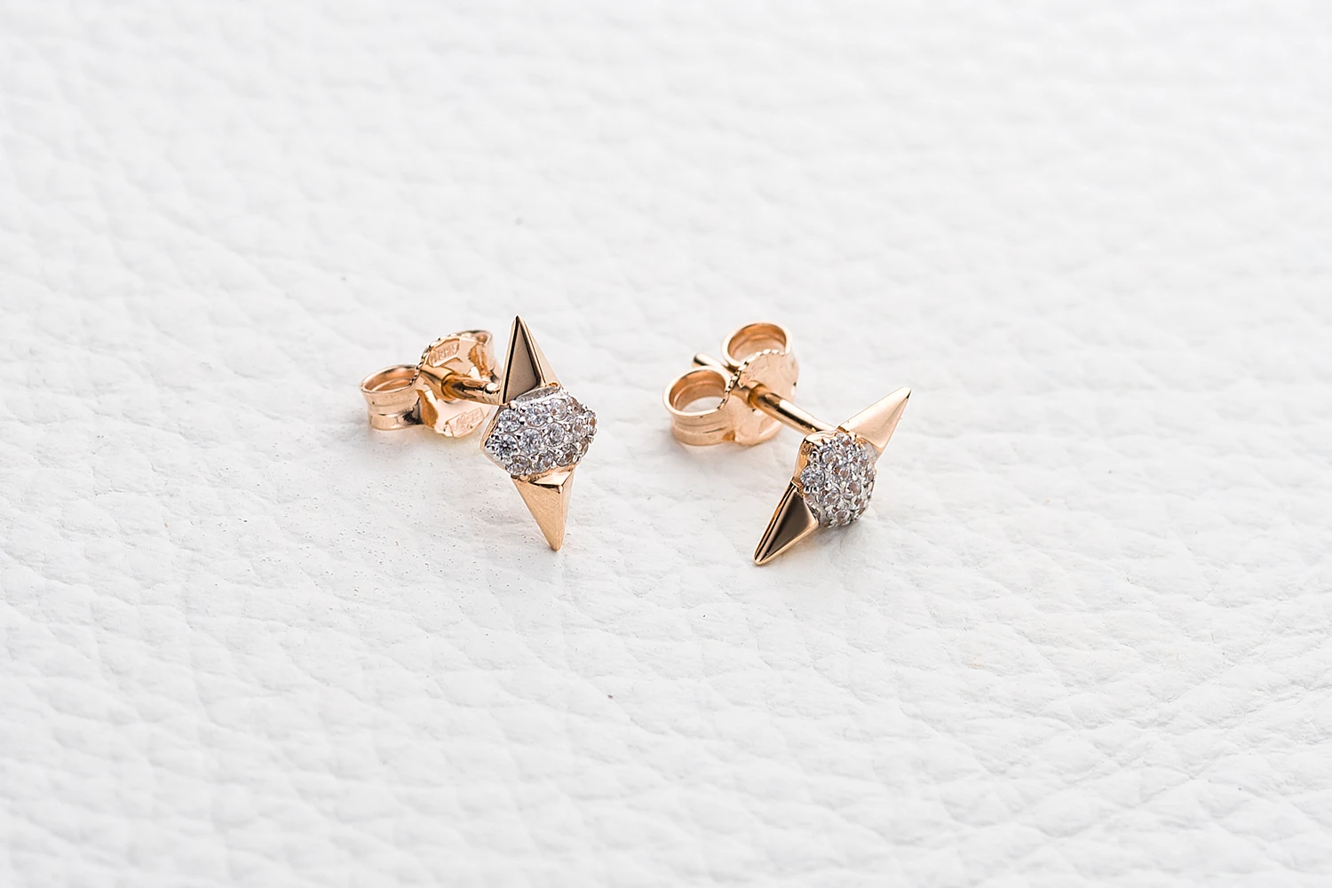 Серьги-пусеты из красного золота с 26 фианитами