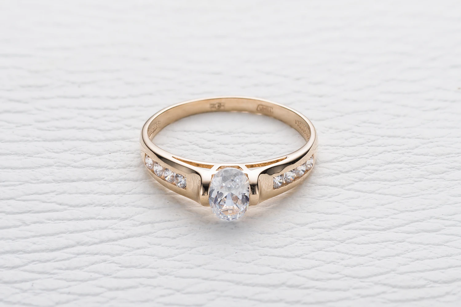 Кольцо из красного золота с 9 фианитами