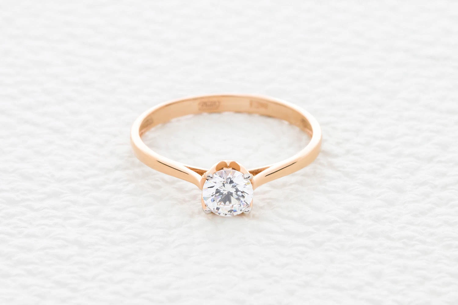 Кольцо из красного золота с кристаллом swarovski