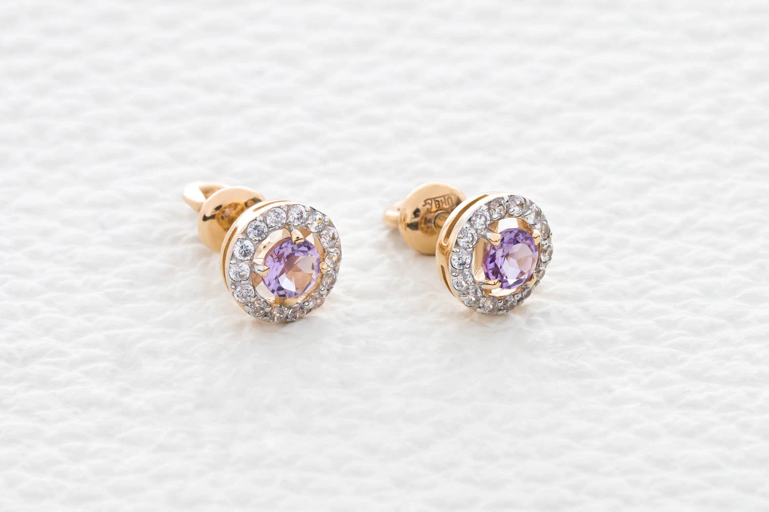 Серьги-пусеты из красного золота с 2 аметистами и 28 фианитами