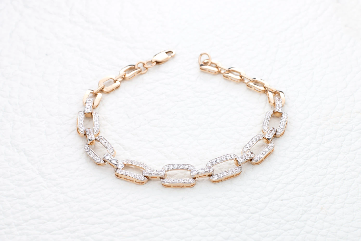 Браслет из красного золота с 108 фианитами