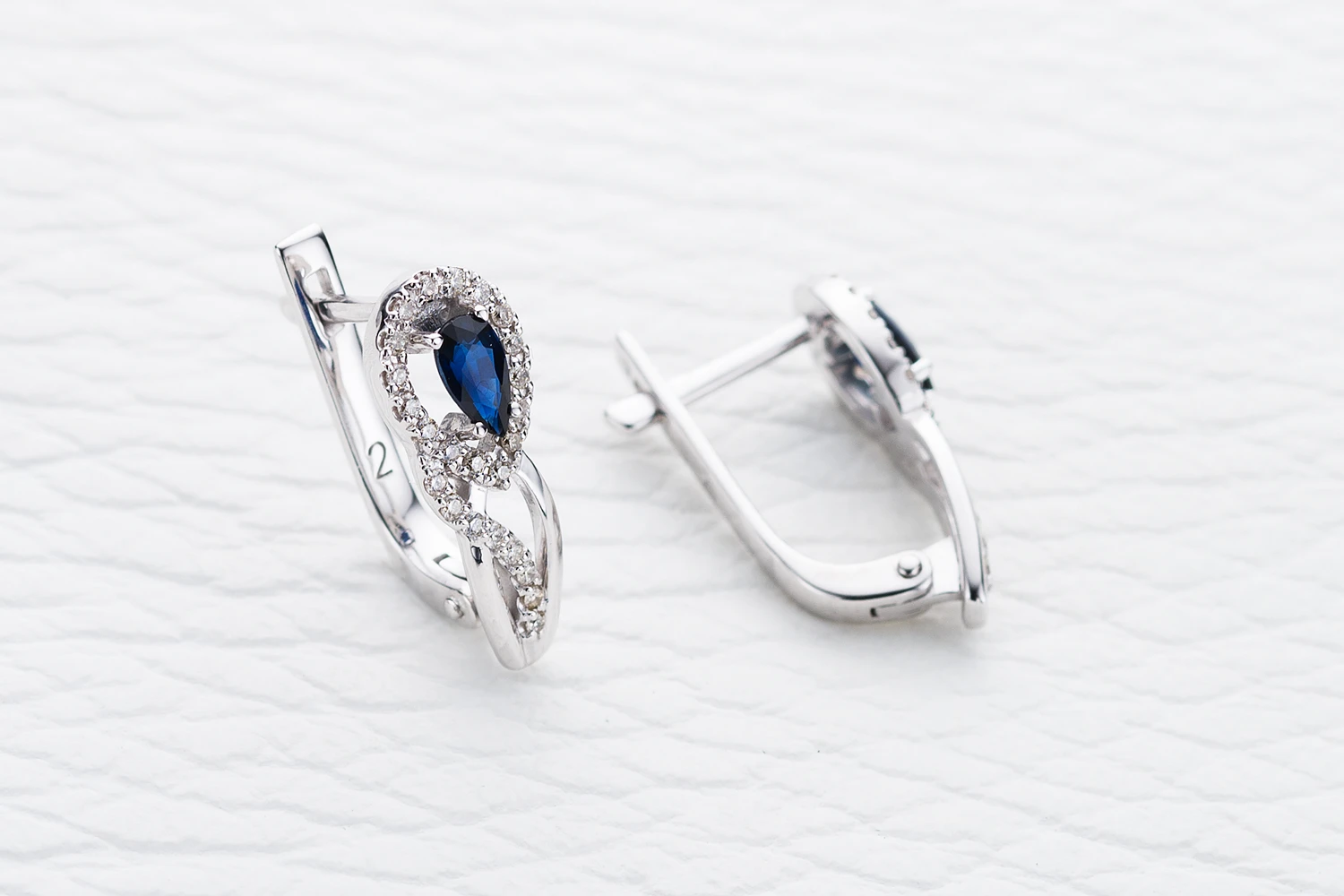 Серьги из белого золота с 2 сапфирами и 48 бриллиантами