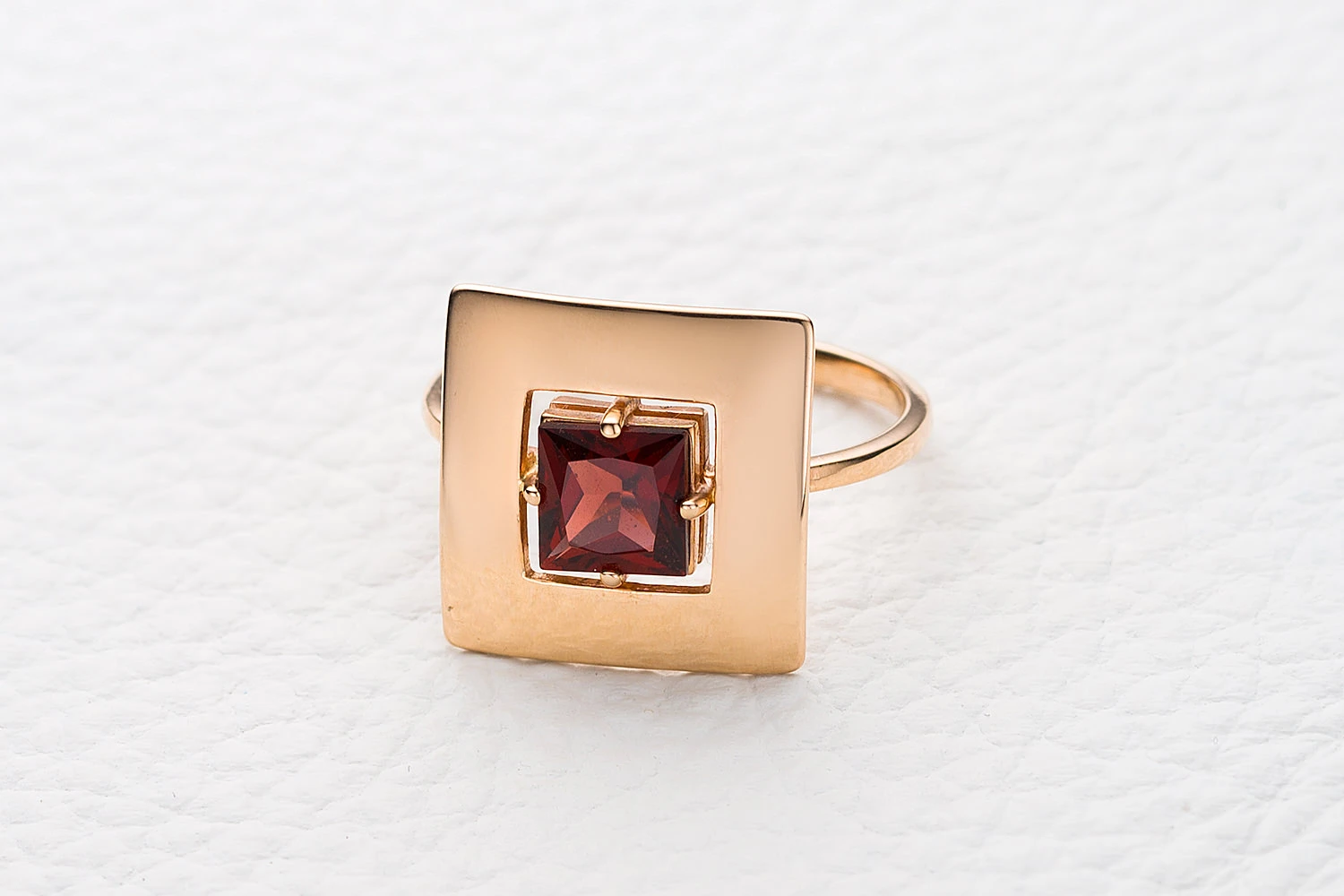 Кольцо Квадрат из красного золота с гранатом
