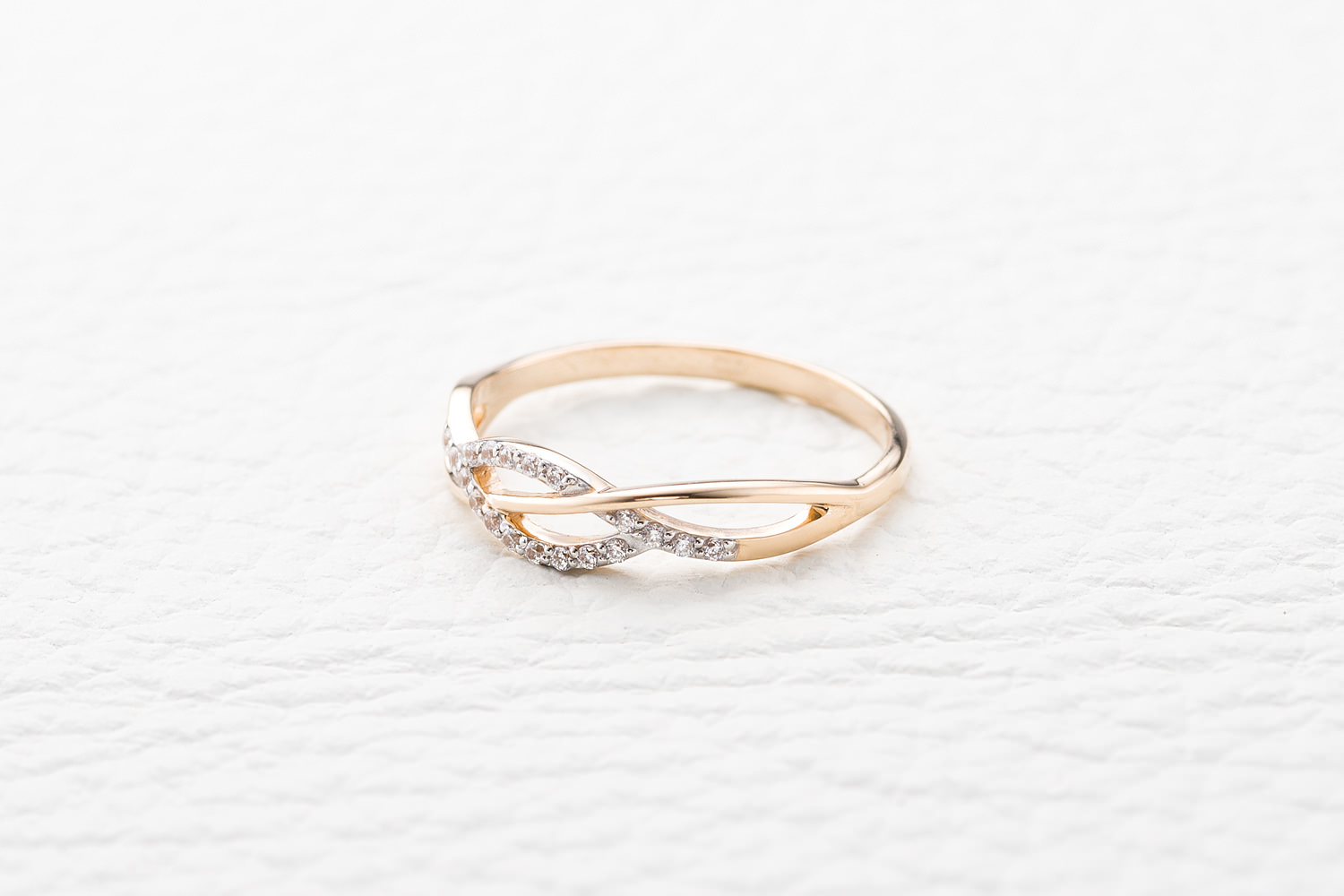 

Кольцо с 12 фианитами из красного золота